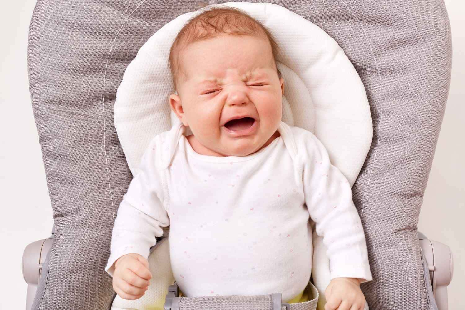 Sintomas e técnicas para aliviar cólicas em bebês; aprenda