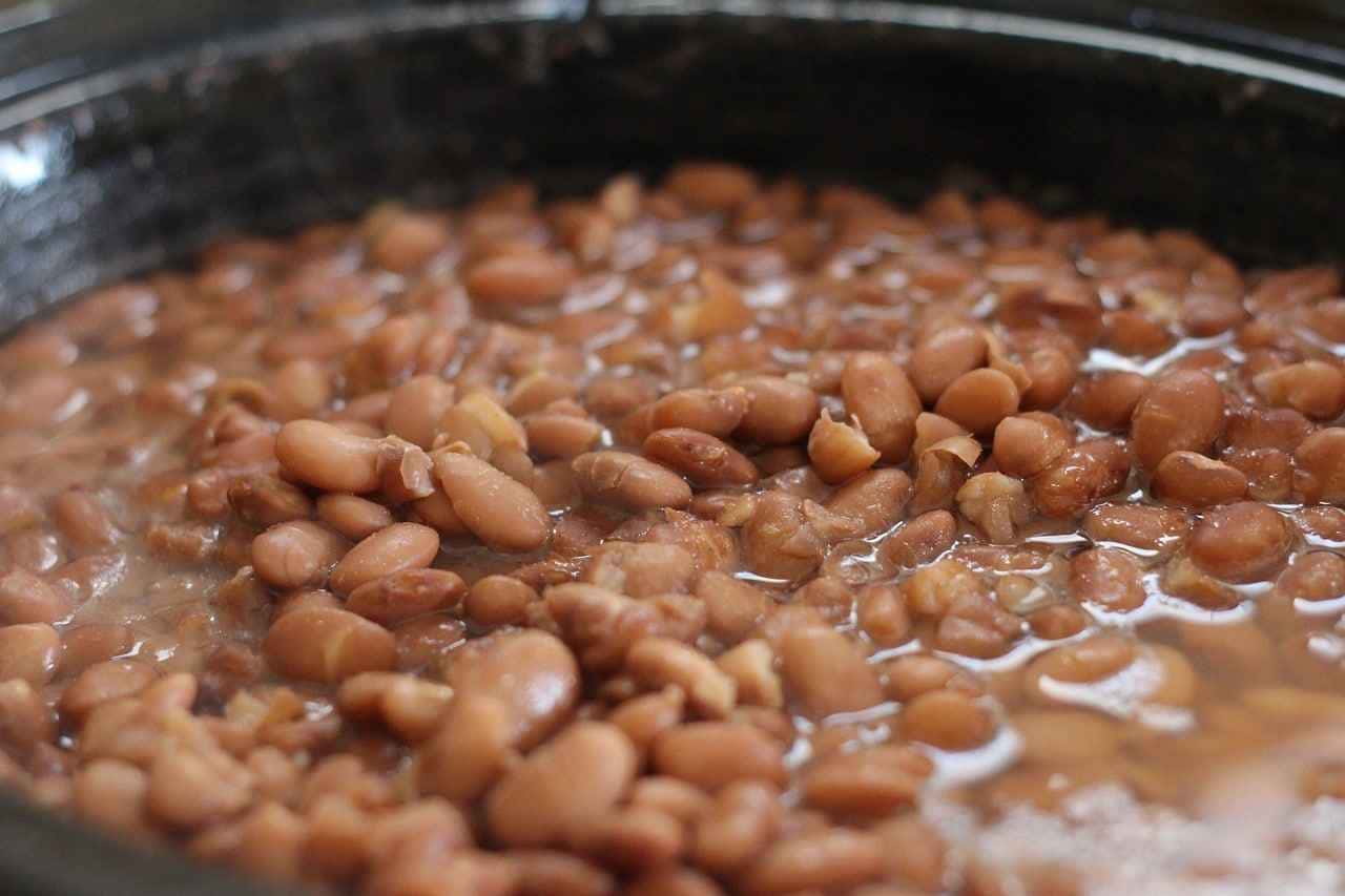 Profissionais da culinária compartilham métodos práticos para aperfeiçoar a textura do feijão. Descubra os truques infalíveis para conquistar um caldo espesso e cremoso.