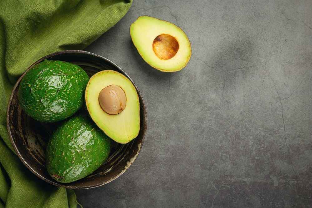 O abacate, apreciado por sua suavidade e versatilidade culinária, revela um potencial muitas vezes ignorado em sua casca.