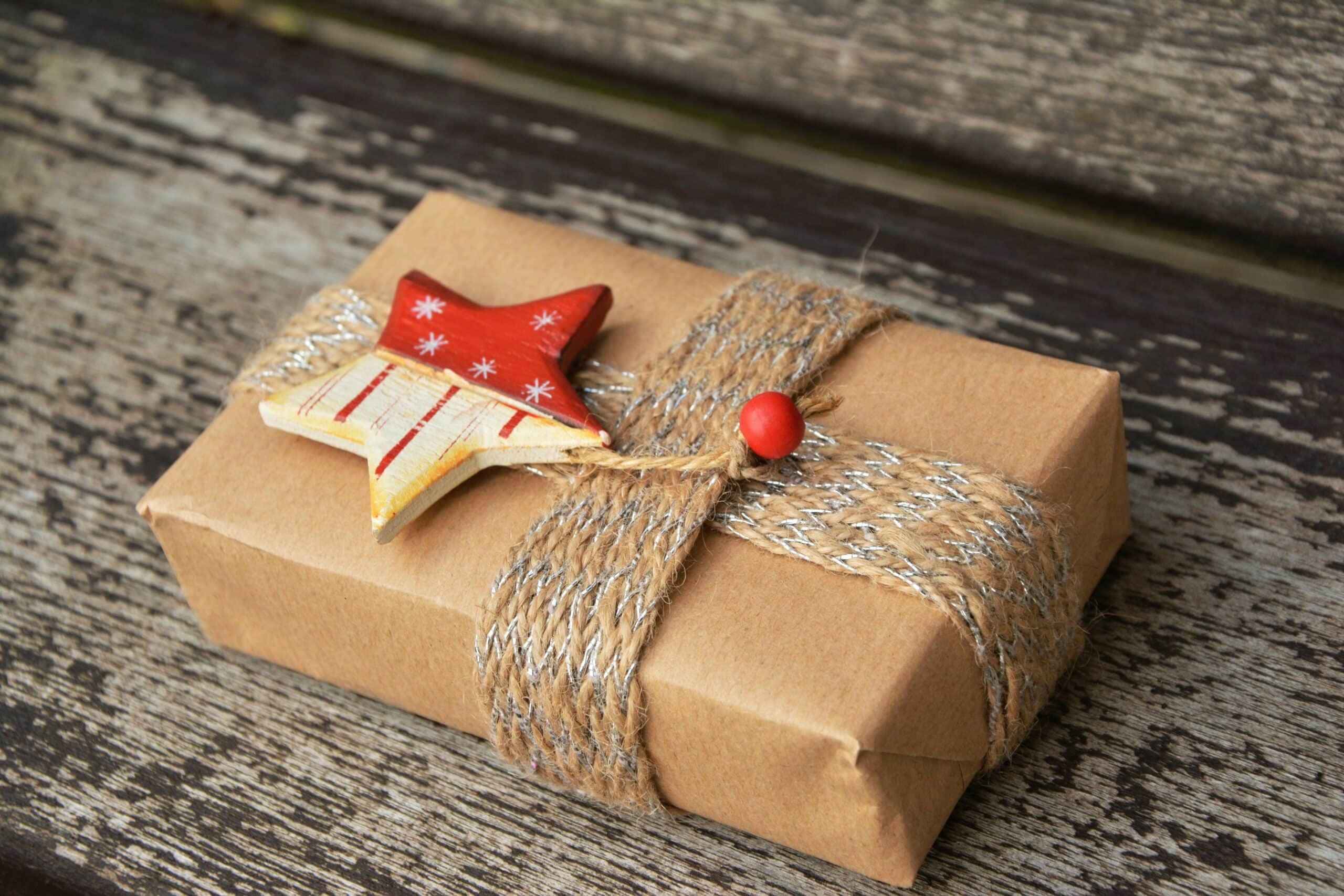 Realizar um "amigo secreto a distância" é uma ótima maneira de celebrar eventos especiais, como o Natal.
