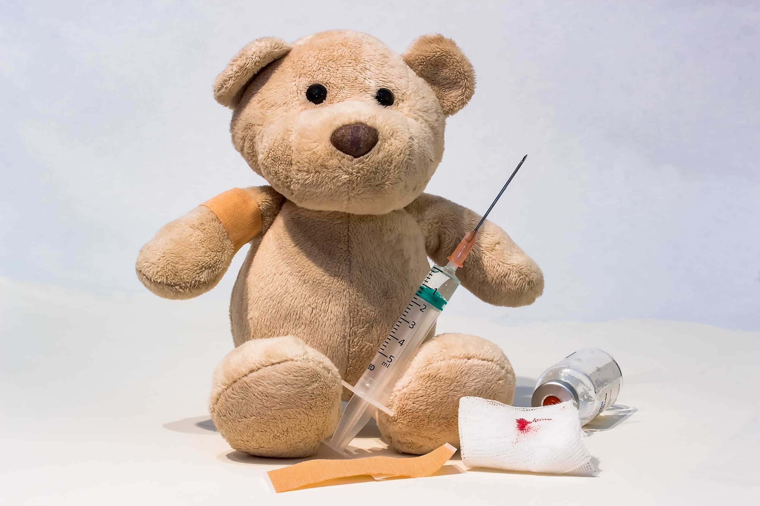 A vacinação infantil é uma prática essencial para proteger as crianças de doenças infecciosas.