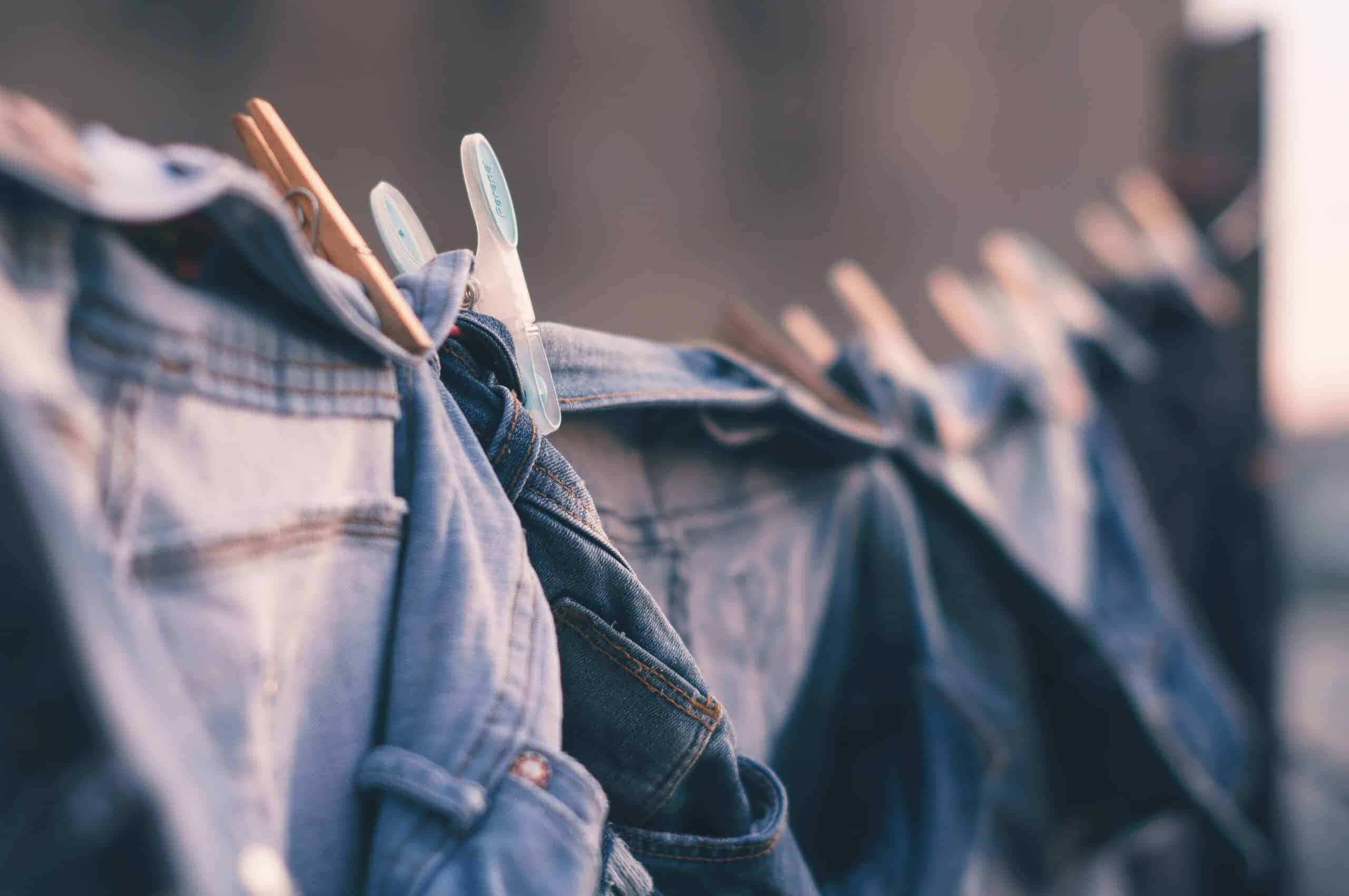 Os jeans são peças versáteis no guarda-roupa feminino, podendo ser reutilizados de maneiras criativas, reduzindo o desperdício e adicionando estilo à decoração.