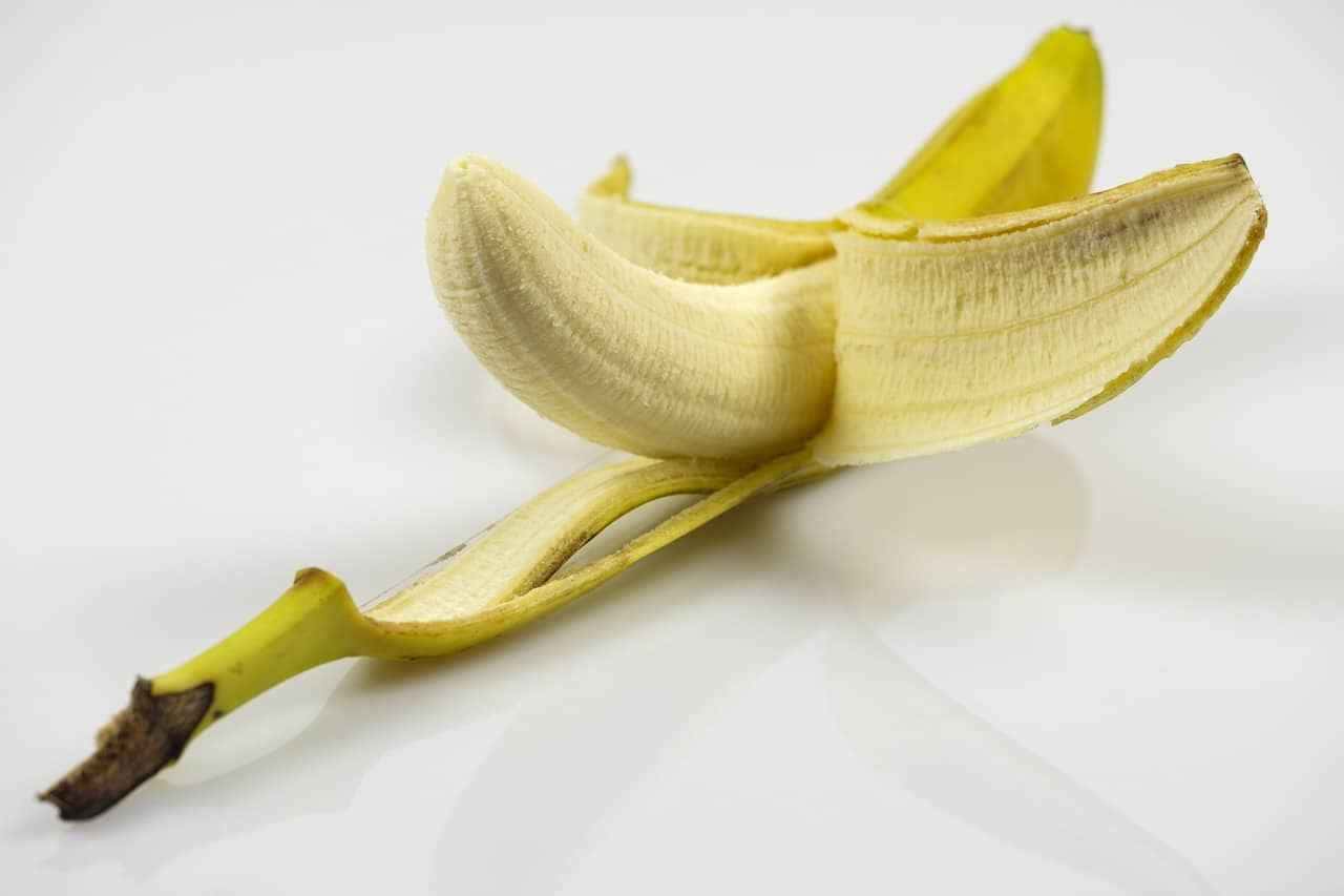 Na rotina doméstica, as cascas de banana frequentemente encontram seu caminho direto para o lixo. 