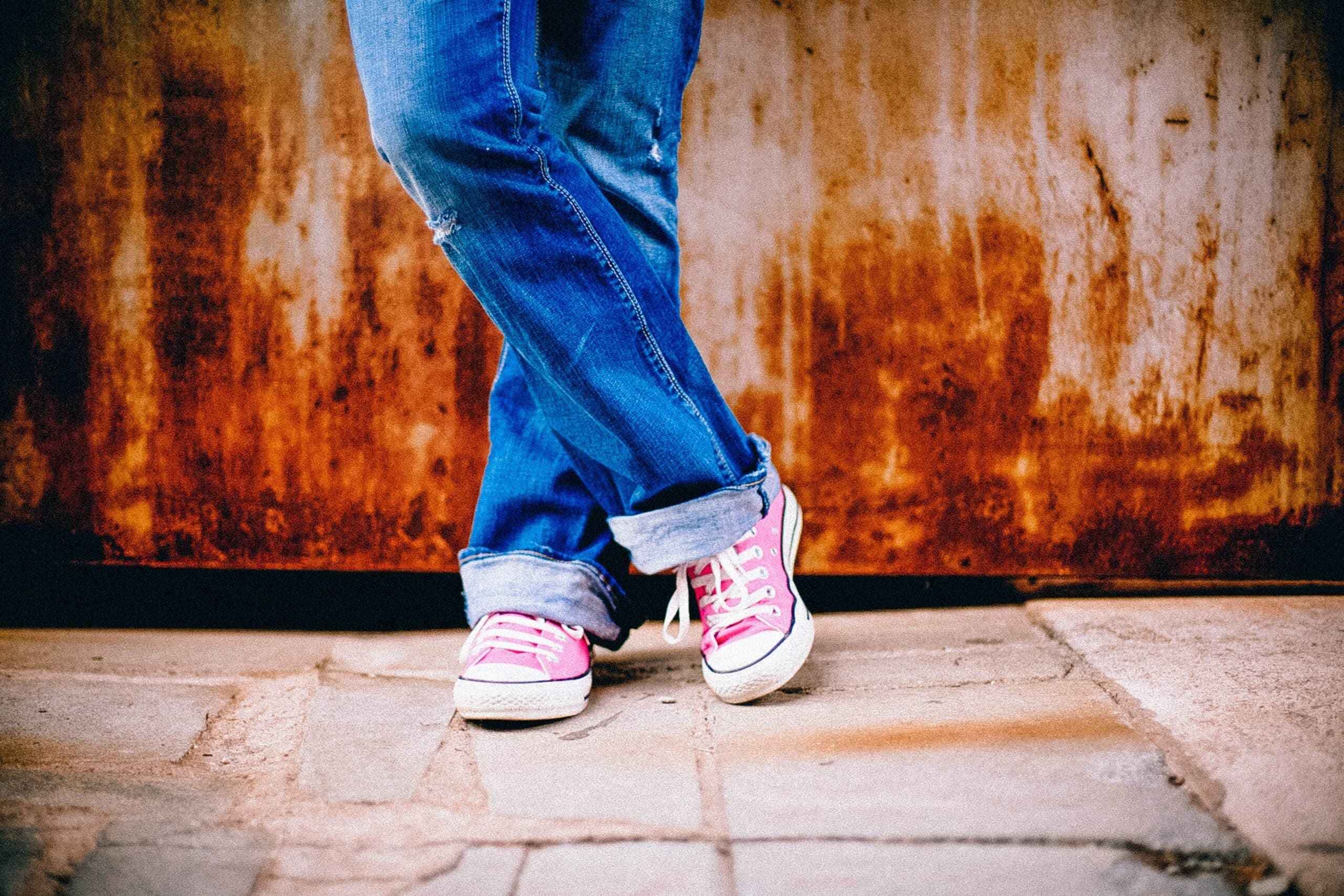 O uso de papel alumínio nos sapatos tem ganhado popularidade como uma solução prática para melhorar o conforto dos pés.