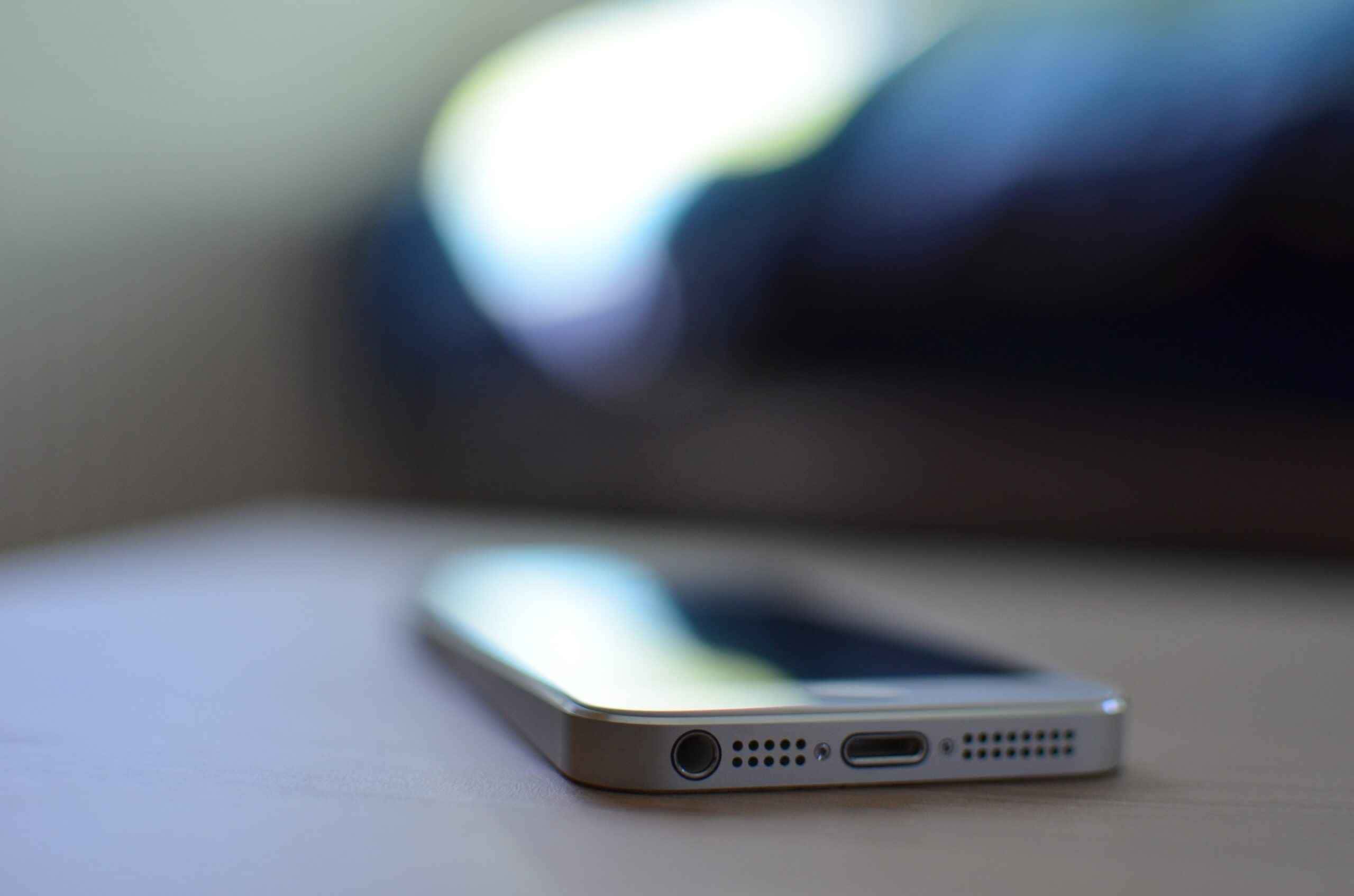 Viver na era digital implica uma dependência constante de dispositivos móveis, especialmente celulares.