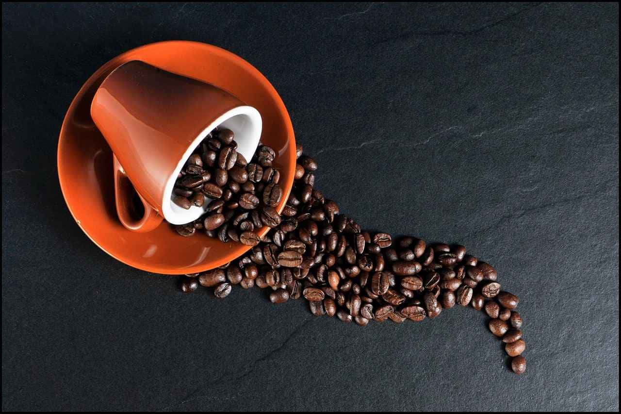 O café é conhecido não apenas por ser uma bebida popular em todo o mundo, mas também por seus potenciais benefícios estéticos, especialmente no que diz respeito à redução de olheiras