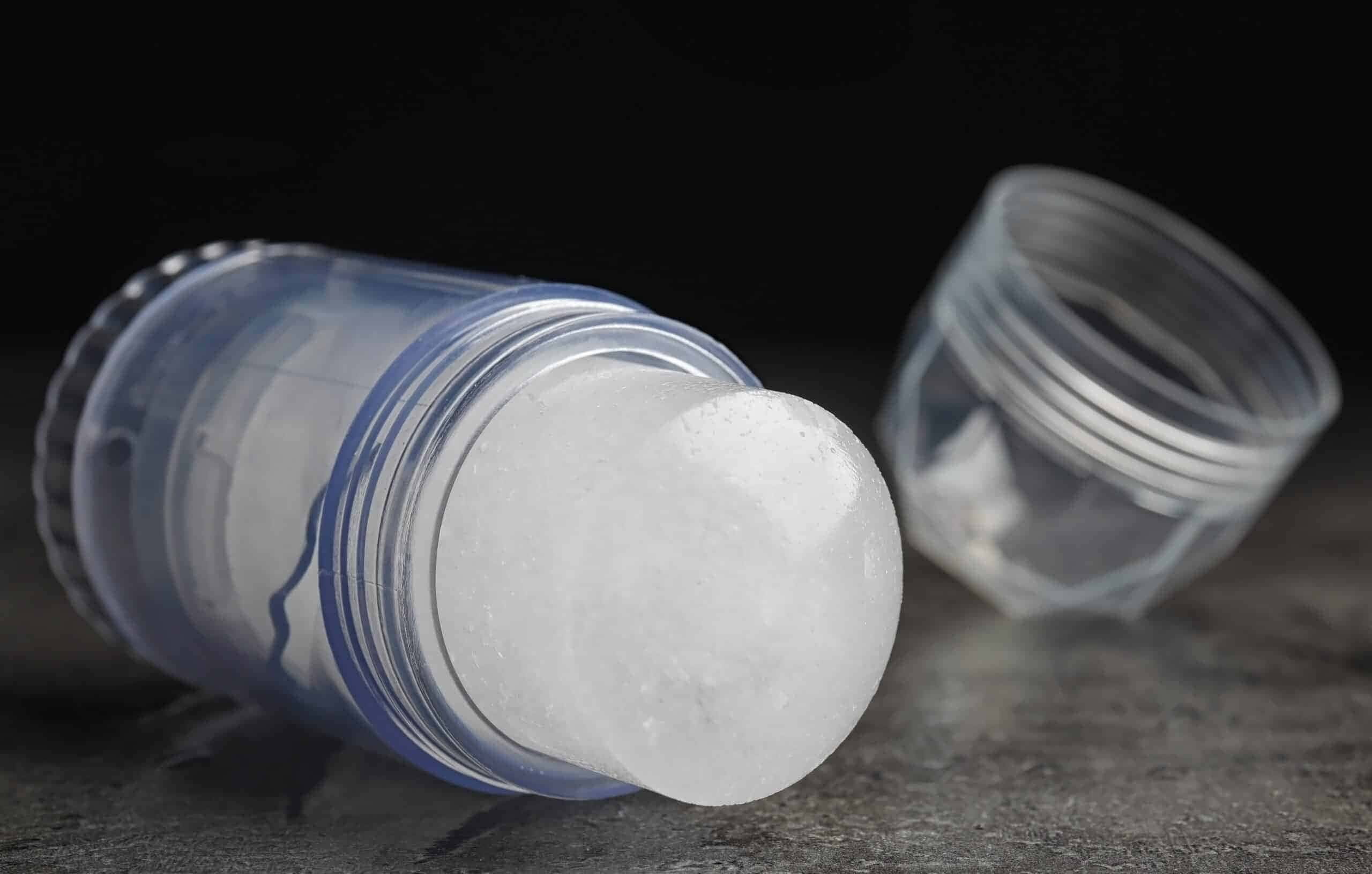 Descubra a pedra de alúmen: a solução natural e eficaz contra o mau odor nas axilas.