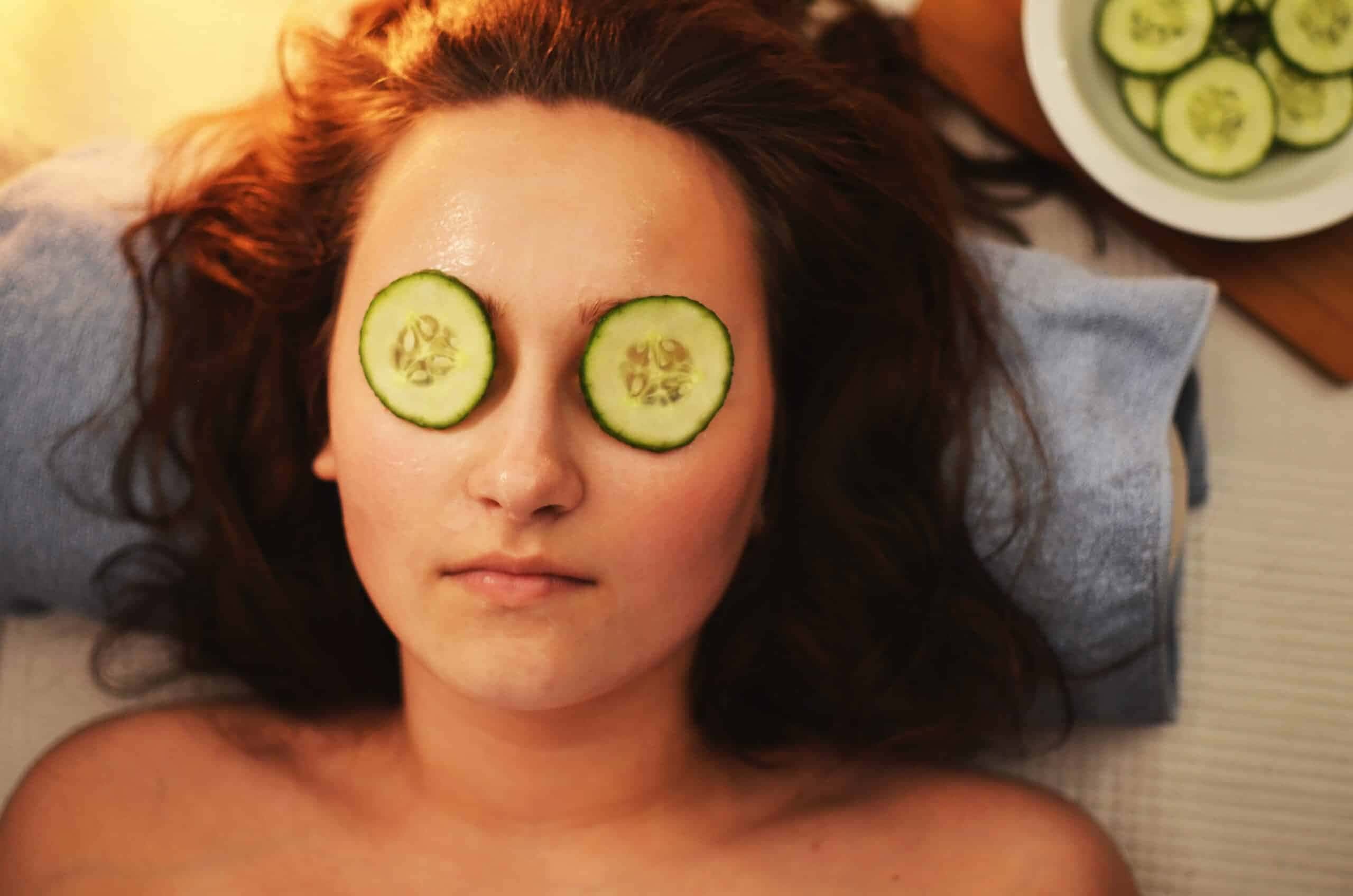 Descubra o segredo da beleza natural. Conheça as propriedades revitalizantes do pepino e aprenda a preparar uma máscara para reduzir olheiras e pés de galinha.