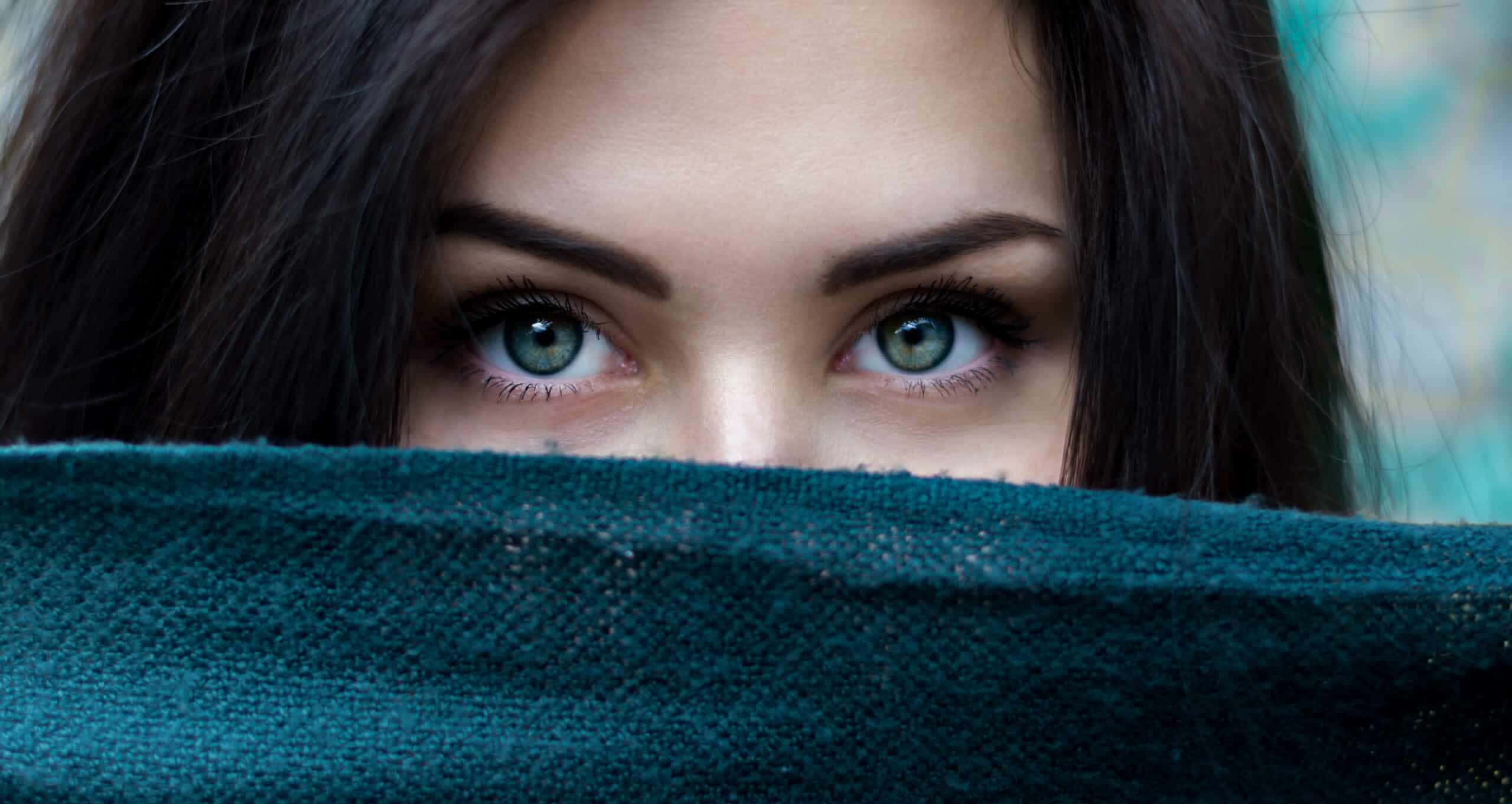 Sobrancelhas bem definidas desempenham um papel fundamental na melhoria da aparência geral e no destaque da beleza natural dos olhos. 