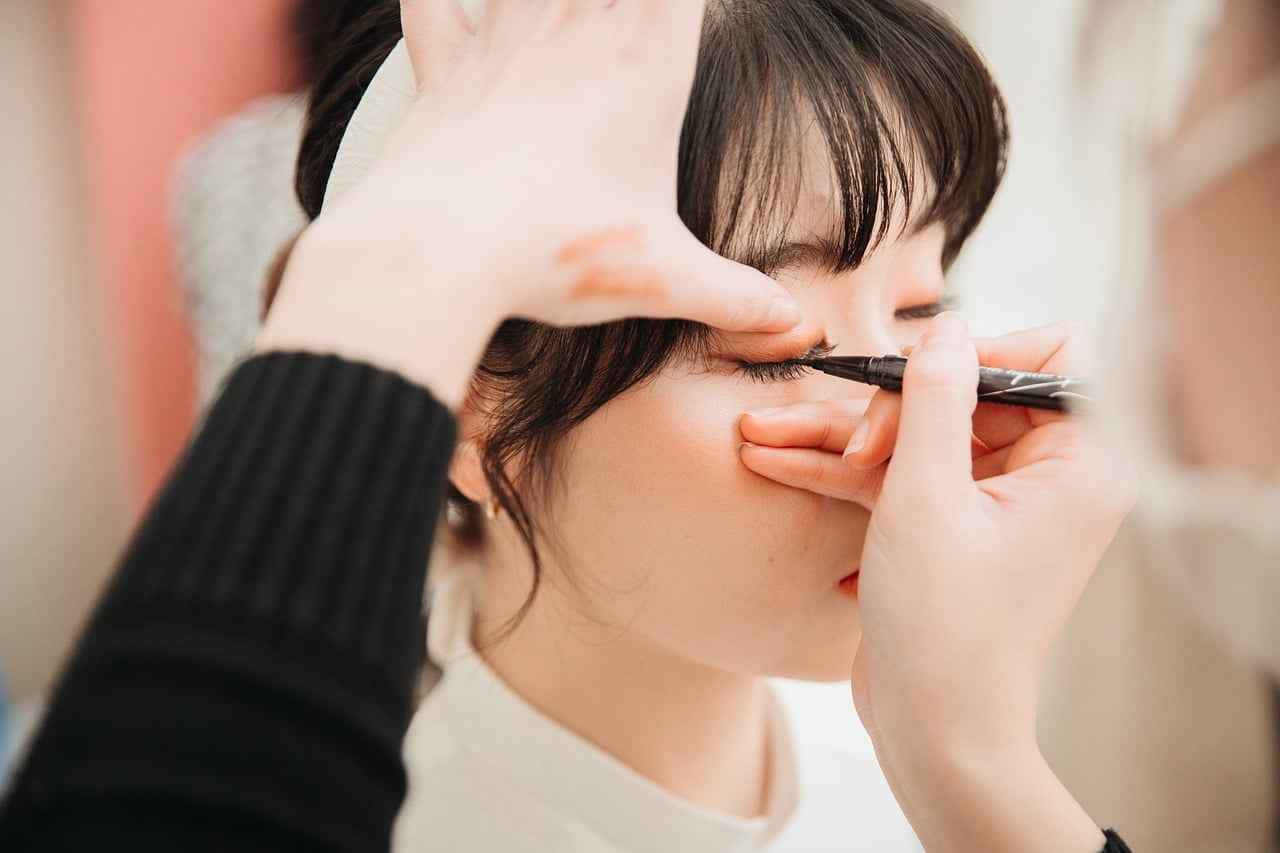 A temporada primavera-verão presencia uma revolução nas tendências de maquiagem, destacando-se a evolução constante do delineados e do mundo da beleza no geral.