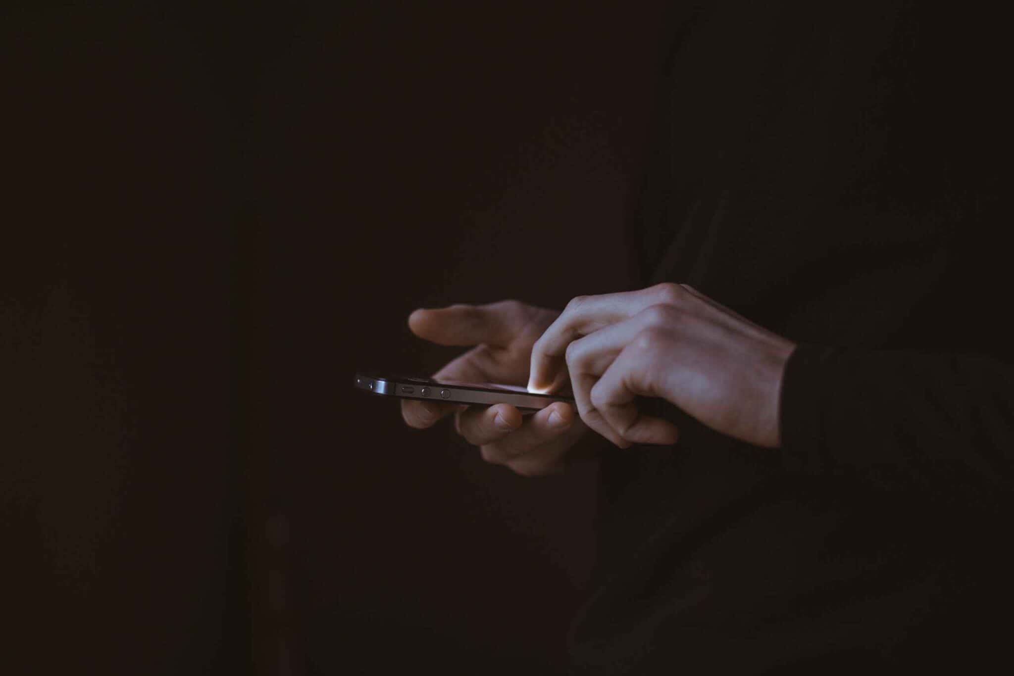 A comunicação na era digital trouxe rapidez e acessibilidade, mas também riscos significativos. 