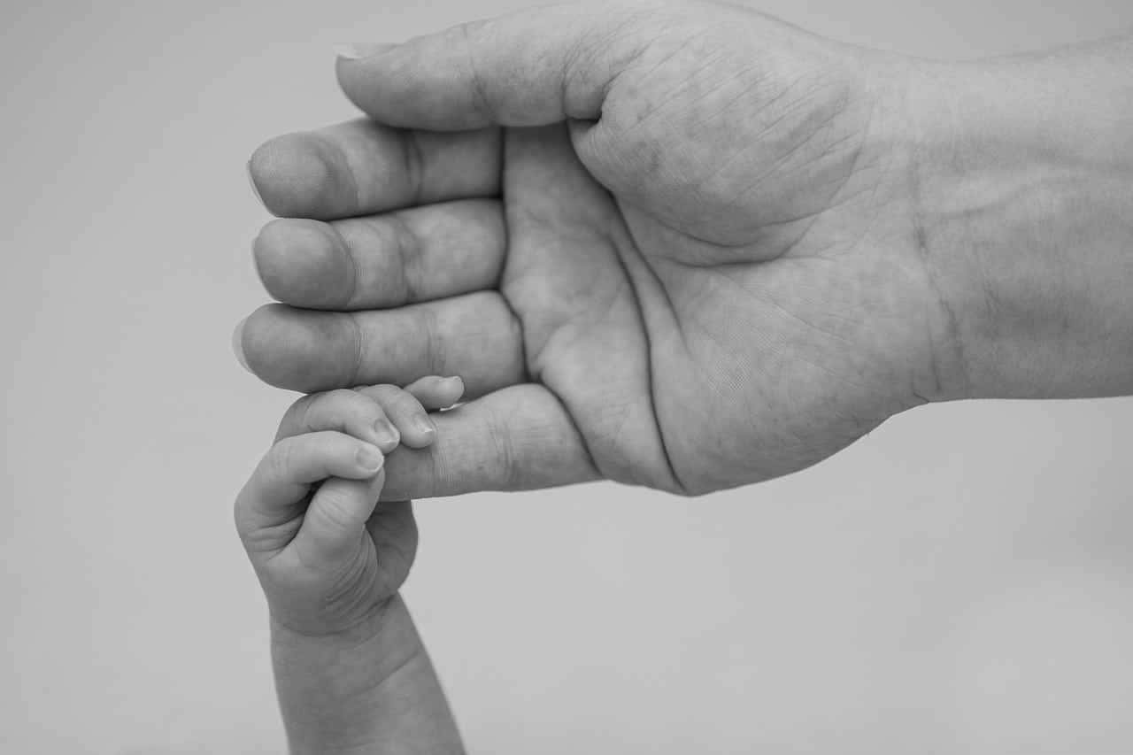 Desafios da maternidade: mãe desabafa no Reddit sobre exaustão e falta de apoio, gerando debate sobre empatia parental. 