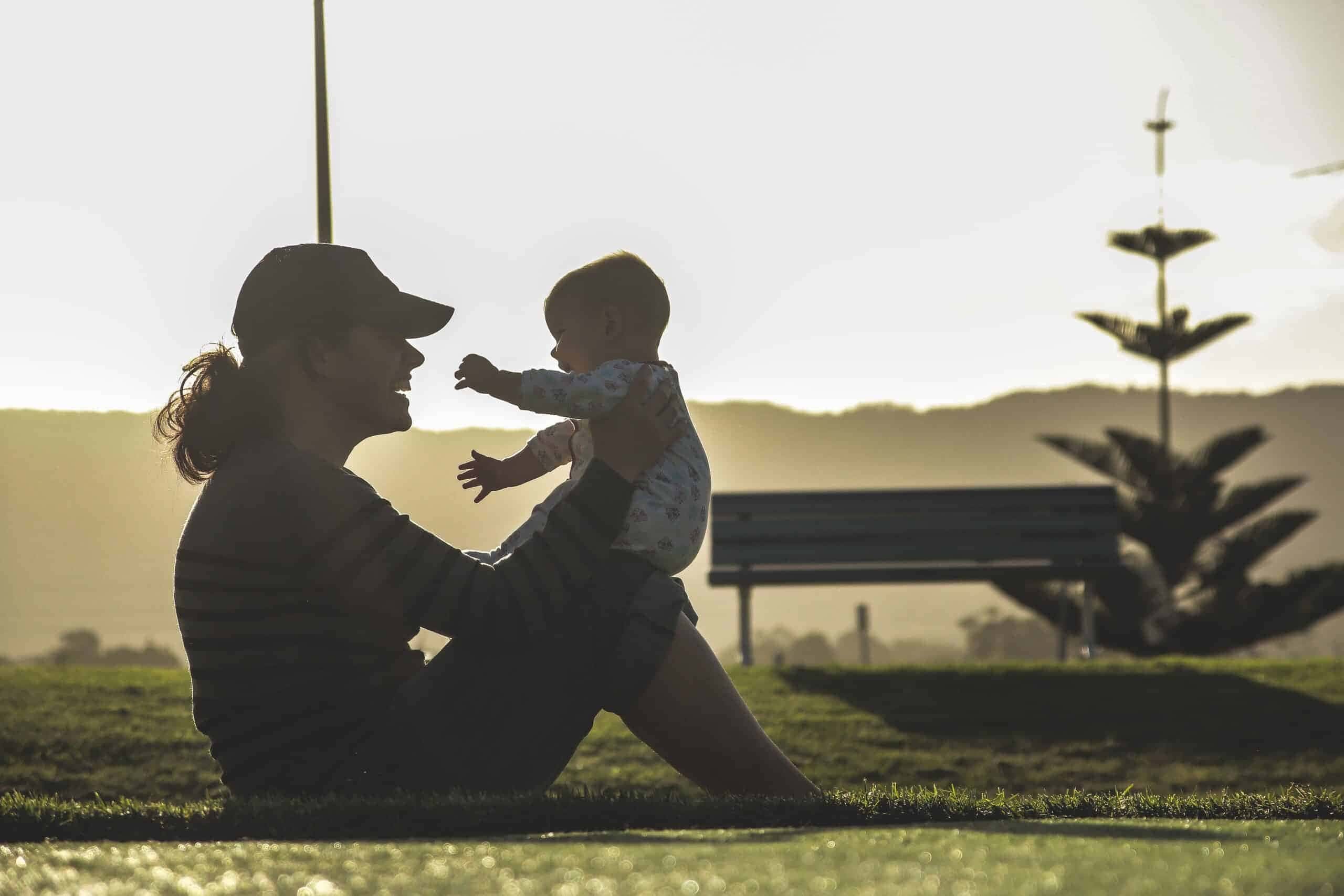 O salário-maternidade, um benefício equivalente a um salário mínimo destinado a mães e adotantes, está sujeito a uma mudança relevante. 