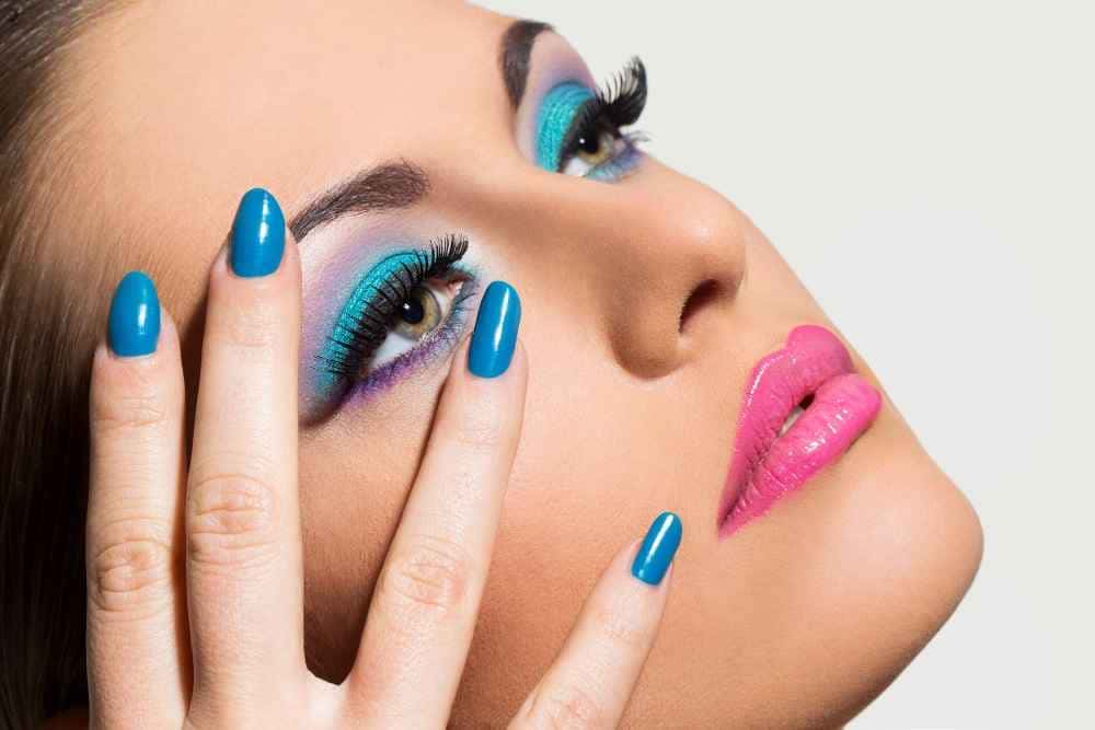 A maquiagem em tons de azul tem conquistado destaque no mundo da beleza, oferecendo uma variedade de opções para realçar os olhos de forma elegante e versátil.
