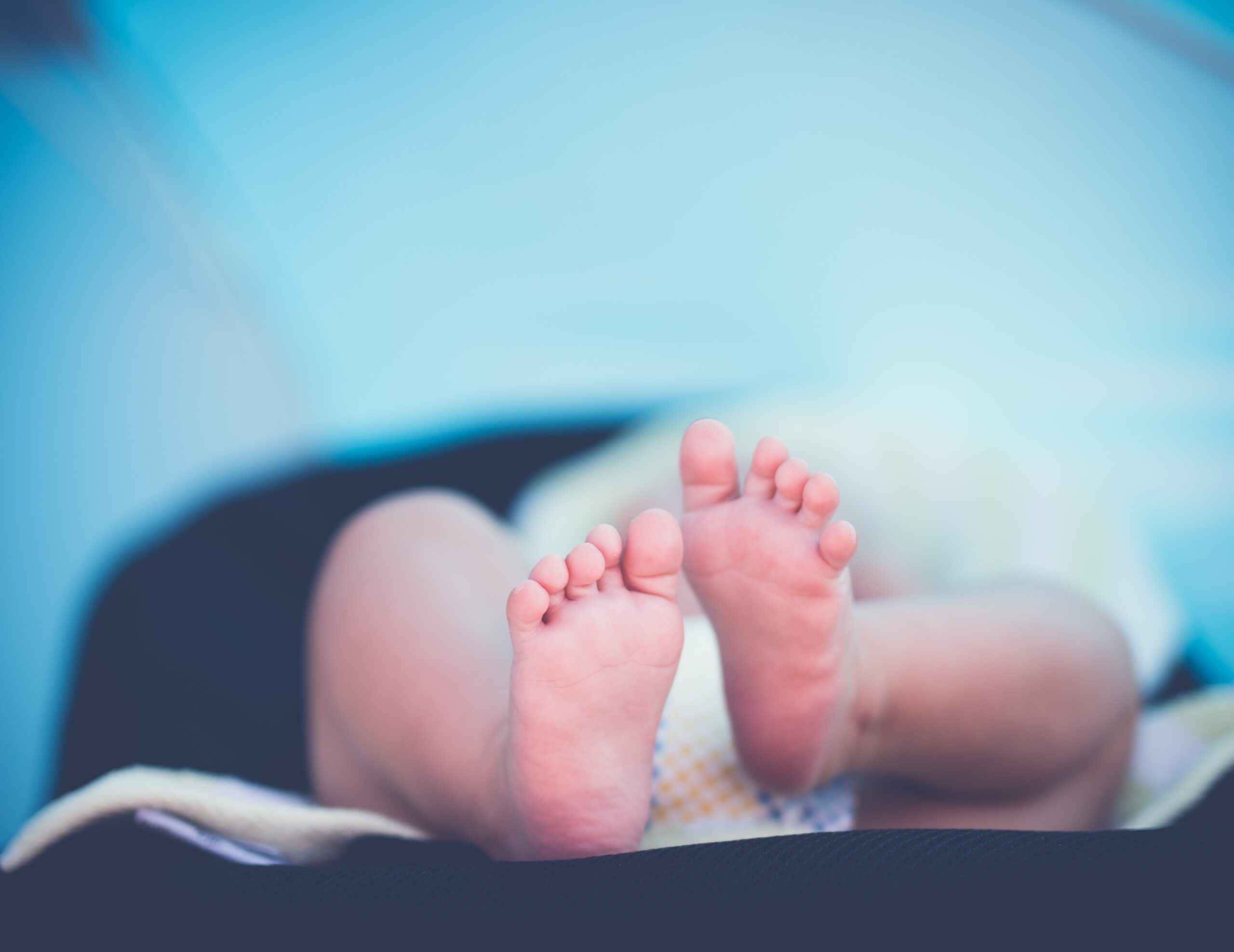 Diversos fatores, juntamente com as prioridades da família, devem ser ponderados ao decidir sobre qual tipo de fralda é mais adequado para o bebê.