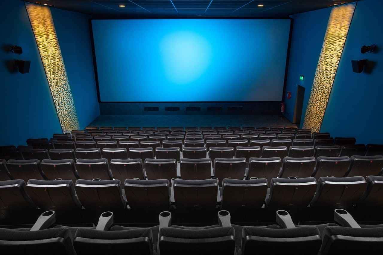 Jovem de Los Angeles transforma cinema em escritório: TikTok divide-se sobre nova abordagem ao trabalho remoto!