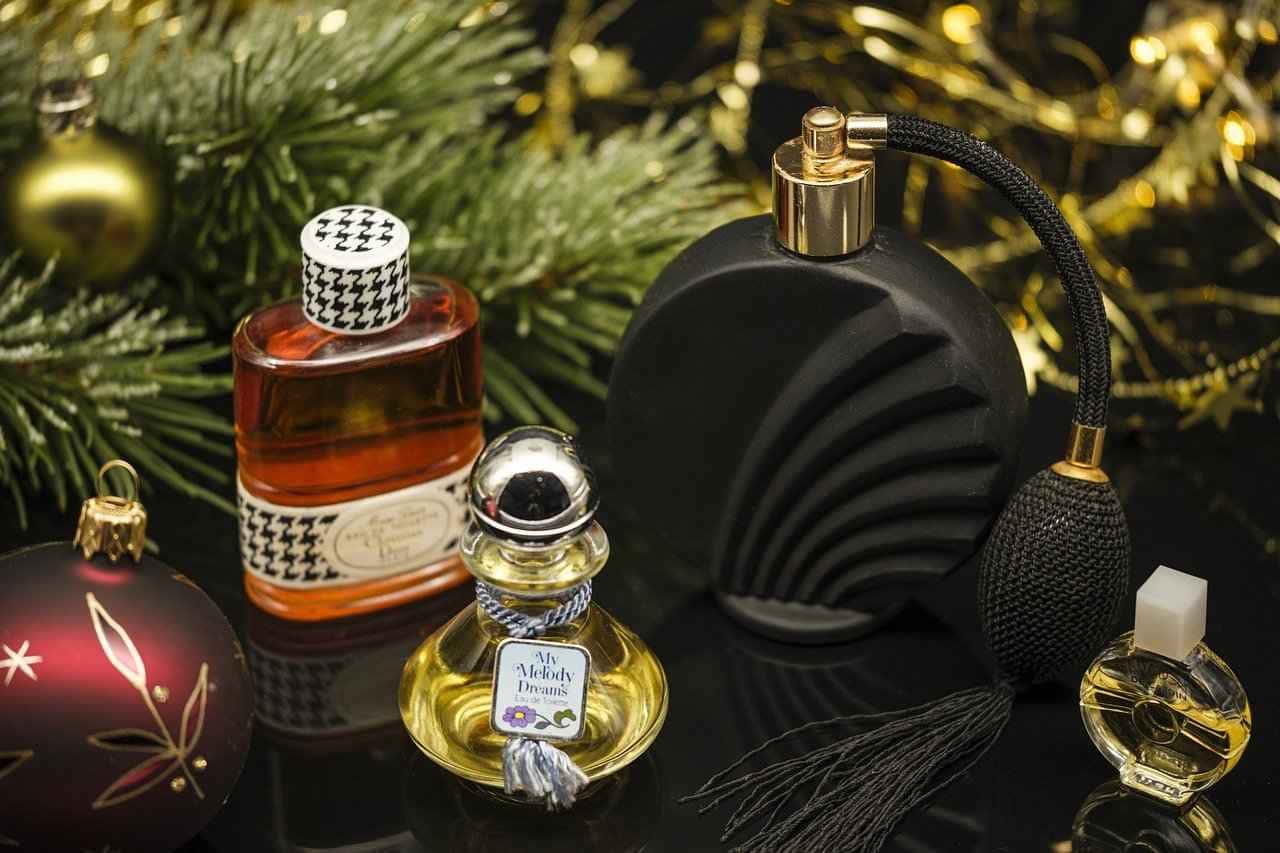 Chame a atenção neste Natal com perfumes que perduram. Descubra a arte de presentear com fragrâncias excepcionais.