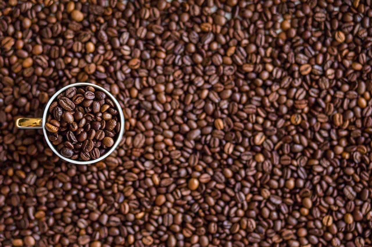 Na busca por soluções inovadoras para desafios cotidianos, uma ideia inusitada tem ganhado destaque: a combinação de café com acetona.