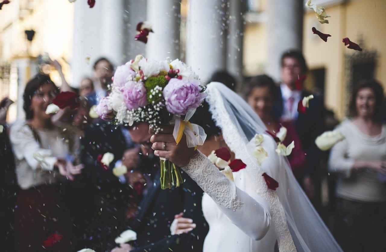 Emoções à flor da pele no casamento de Jessica Berrier: ausência materna transformada em comovente celebradas no TikTok.