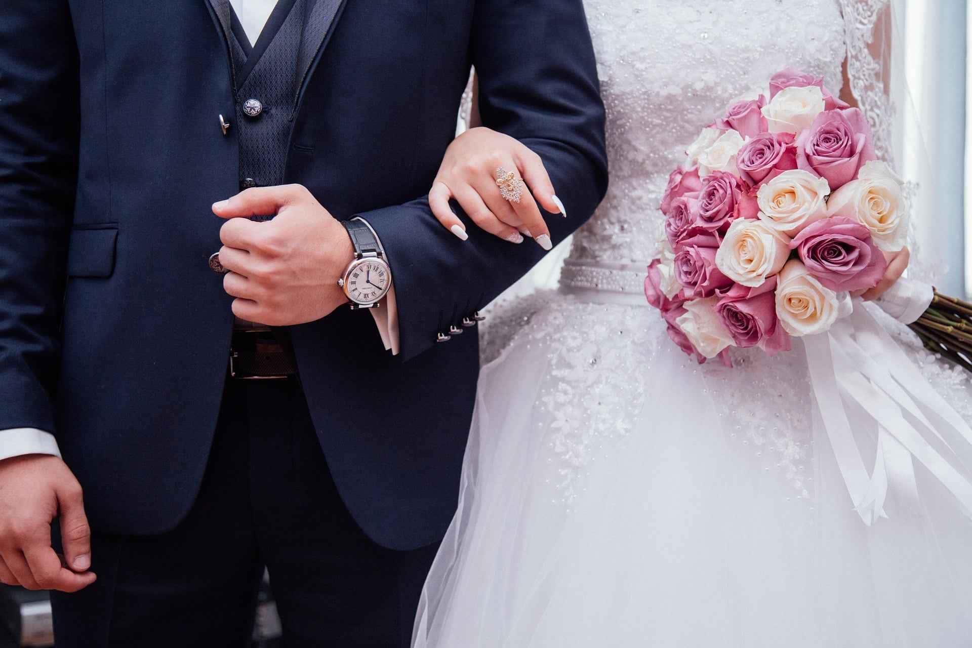 Noivo surpreende mulher durante casamento.