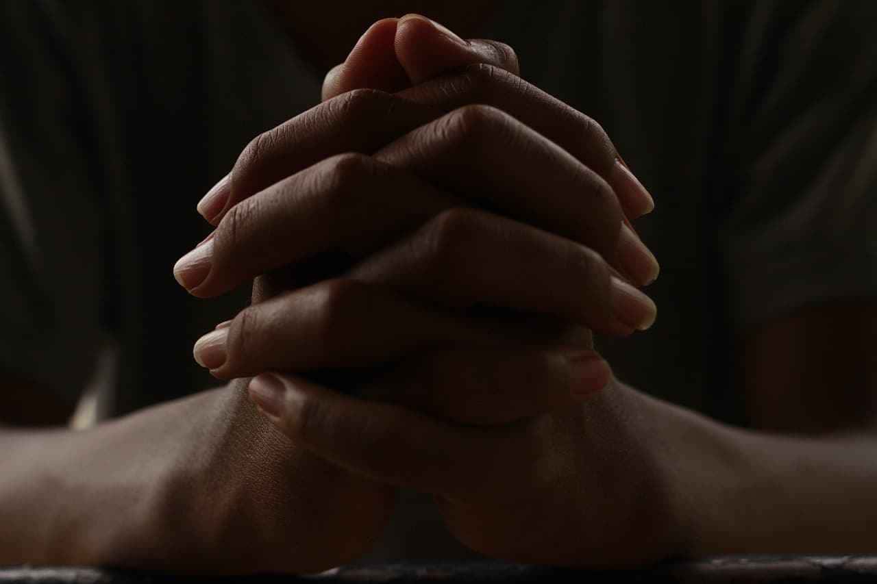 Proteja-se contra a inveja e promova harmonia com uma oração poderosa. Além disso, cultive a positividade, evite comparações e invista no crescimento pessoal.