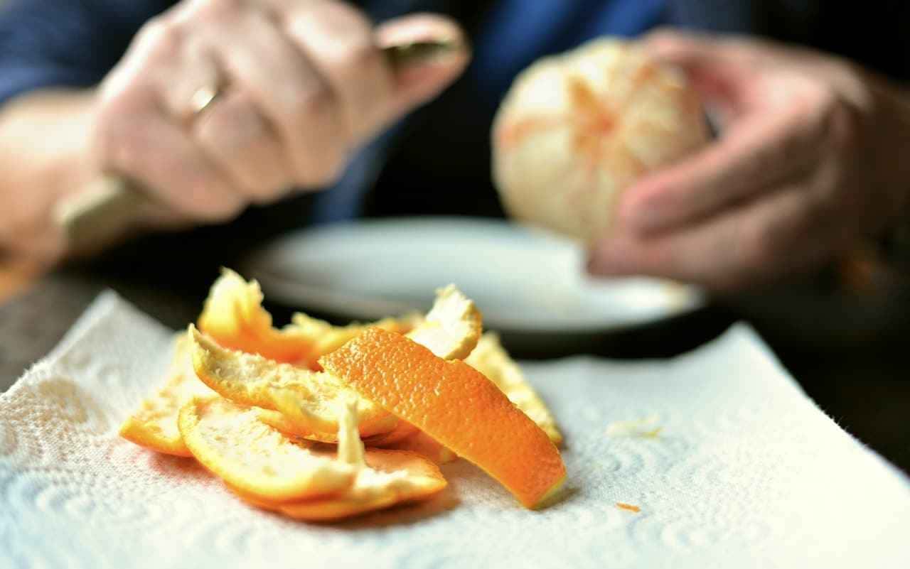 A chave para essa mudança no orçamento reside em algo que muitos consideram trivial: a casca de laranja.