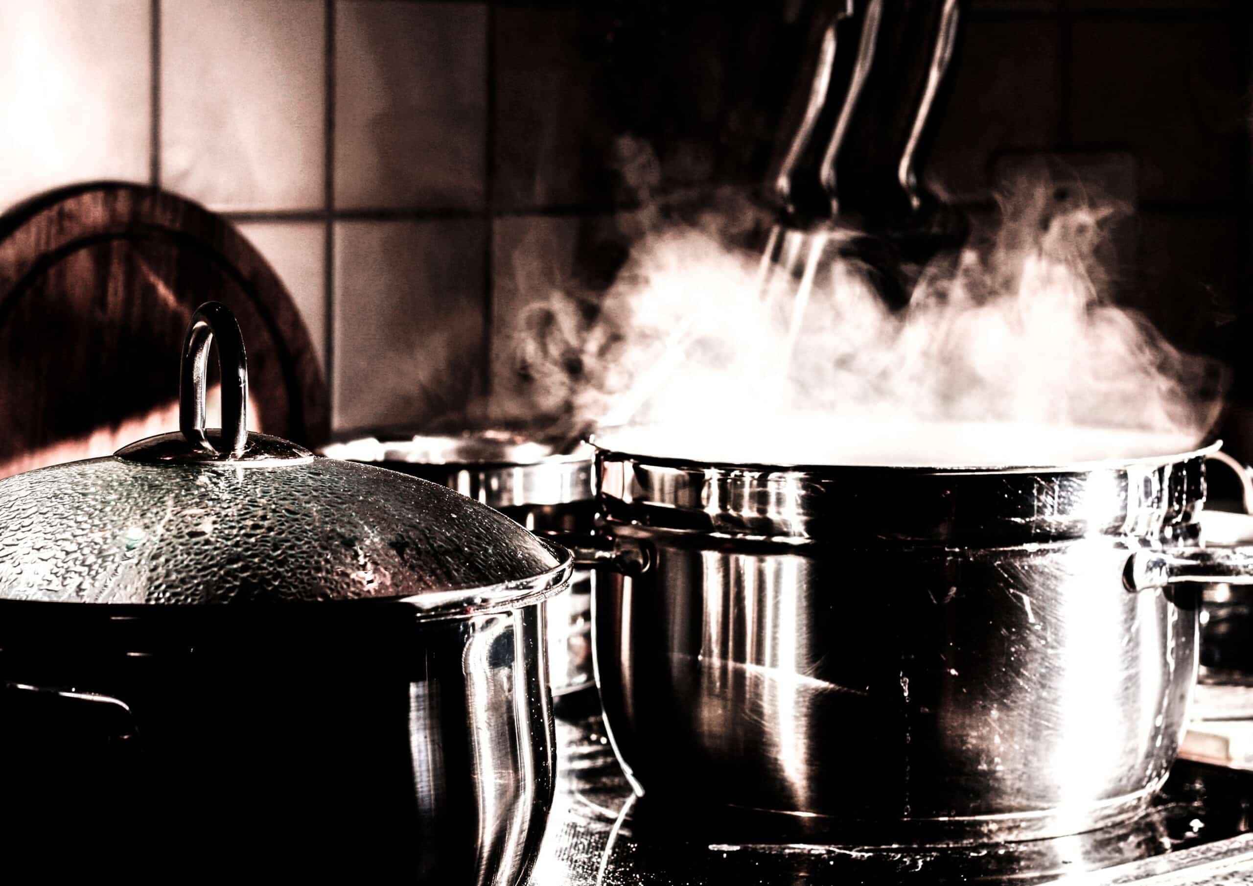 A panela de pressão é um utensílio culinário amplamente utilizado. No entanto, é importante ter cuidado.