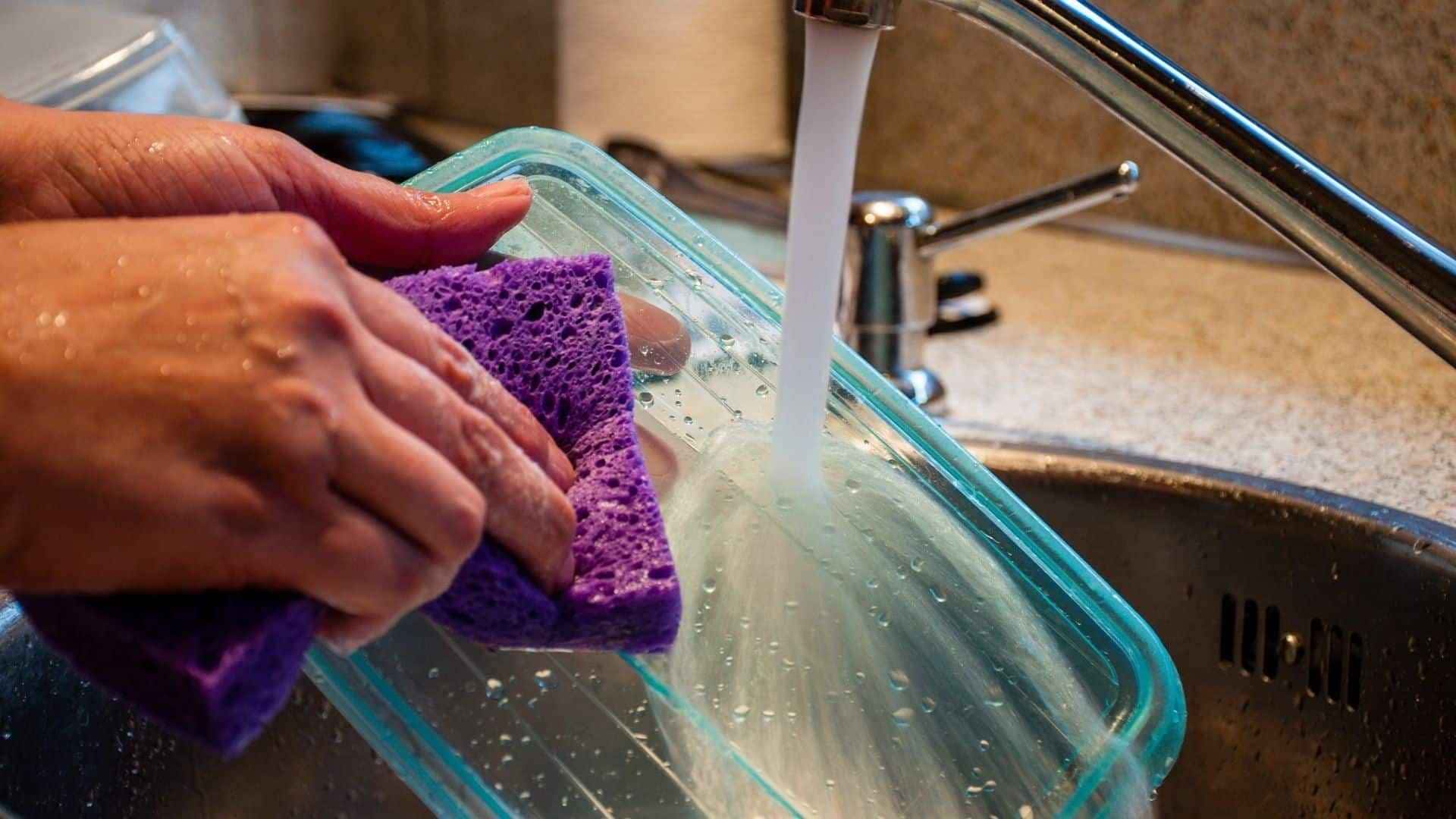 Uma dica viral no TikTok está ajudando a resolver um problema comum na limpeza da cozinha: manchas persistentes no pote de plástico.