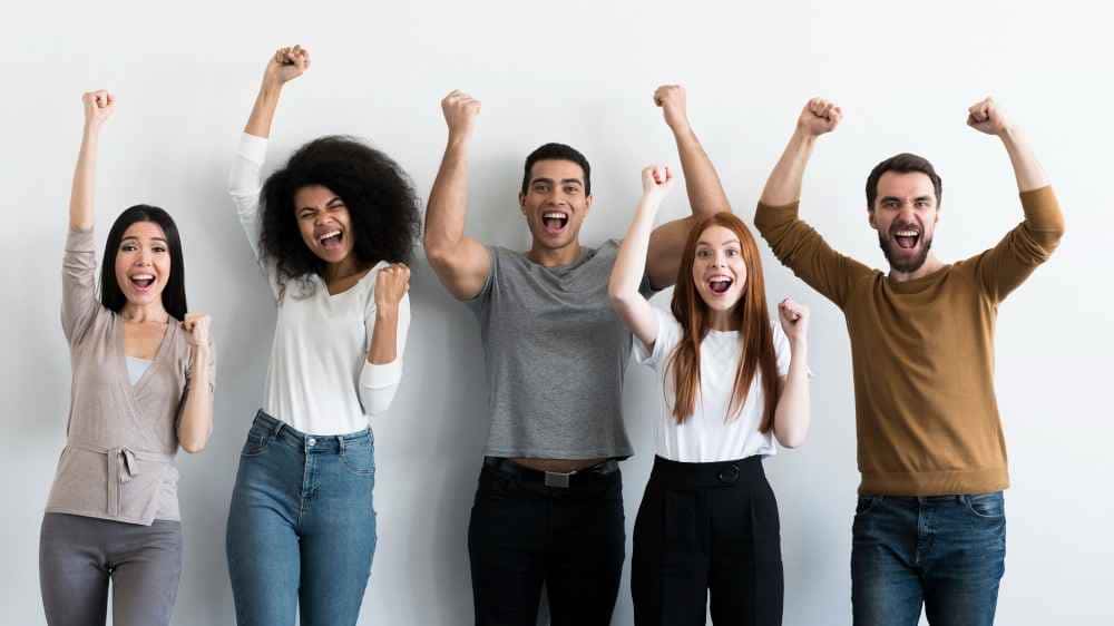 A verdade é que existem hábitos de pessoas felizes, apoiados por pesquisas científicas, que podem nos guiar na jornada rumo à felicidade.