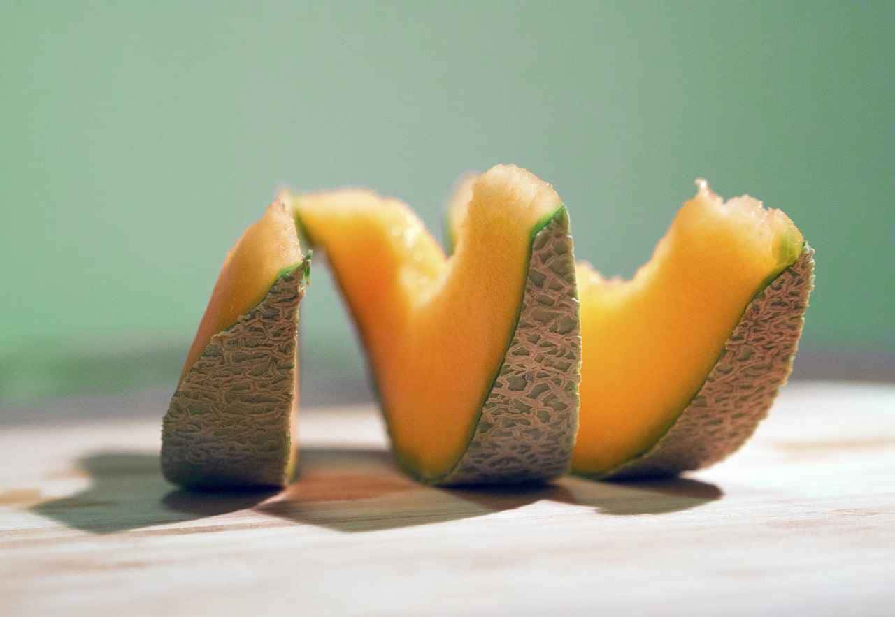Em um olhar mais atento para um dos resíduos comuns em nossas cozinhas, a casca de melão, surge como um importante ingrediente .