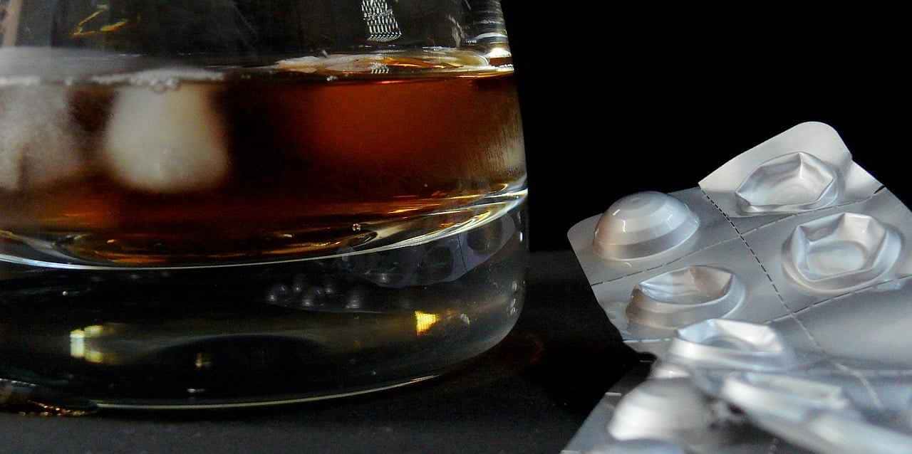 Desvendando mitos: a interação entre antibióticos e álcool vai além da anulação de efeitos.