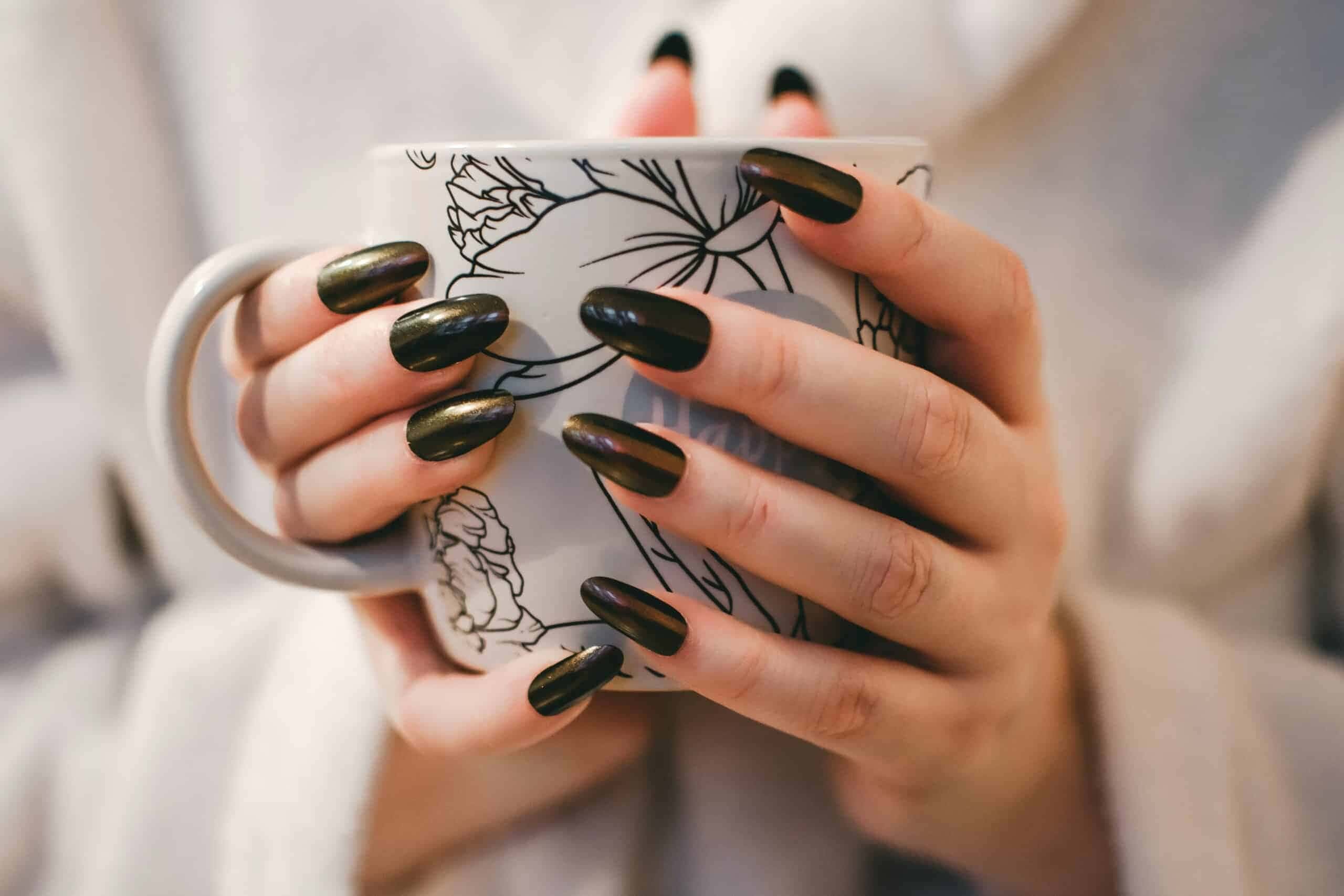 Unhas black: Elegância atemporal em quatro designs exclusivos. Descubra a sofisticação que vai além das tendências na Nail Art.