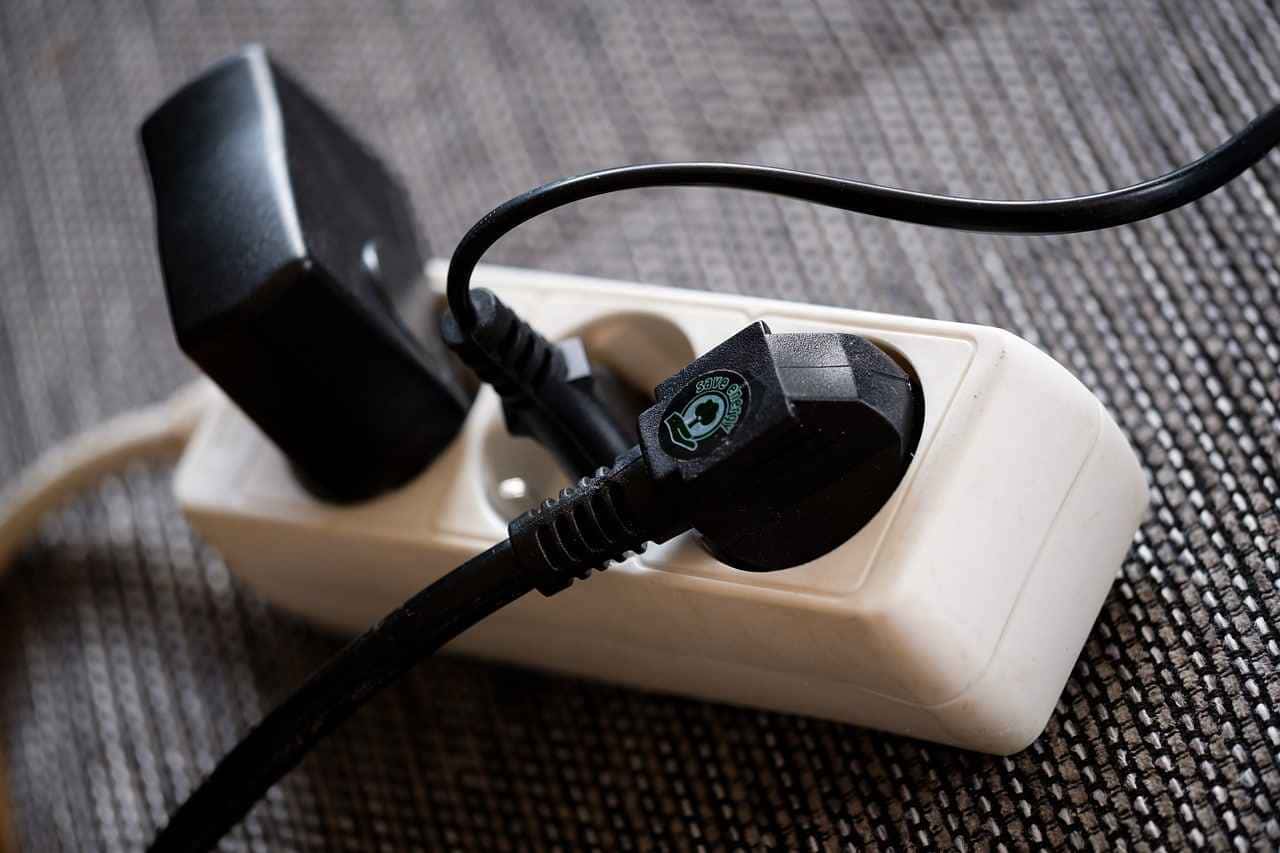 Filtros de energia em casa: Conheça os riscos e práticas essenciais para garantir sua segurança elétrica de seus aparelhos.