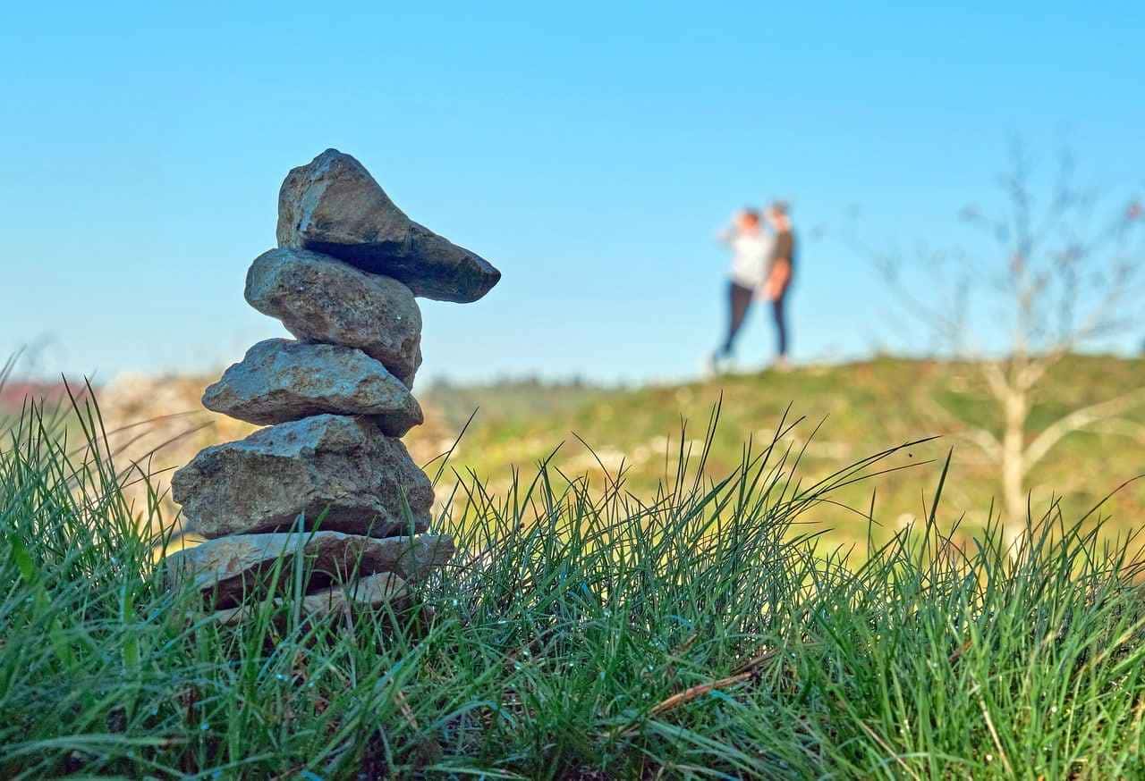 Decifre os sinais! Em meio às complexidades do amor, descubra como identificar e enfrente a falta de prioridade no relacionamento.