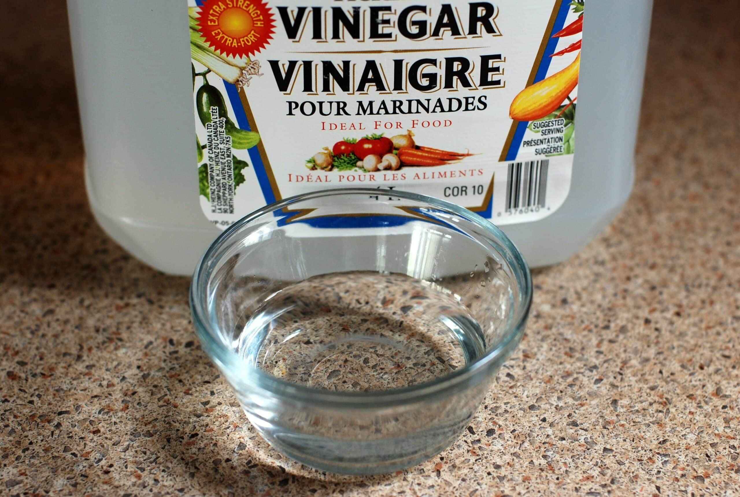 A acumulação de gordura e sujeira em azulejos e placas de cozinha é um problema comum em muitas cozinhas. Felizmente o vinagre pode ser a solução.