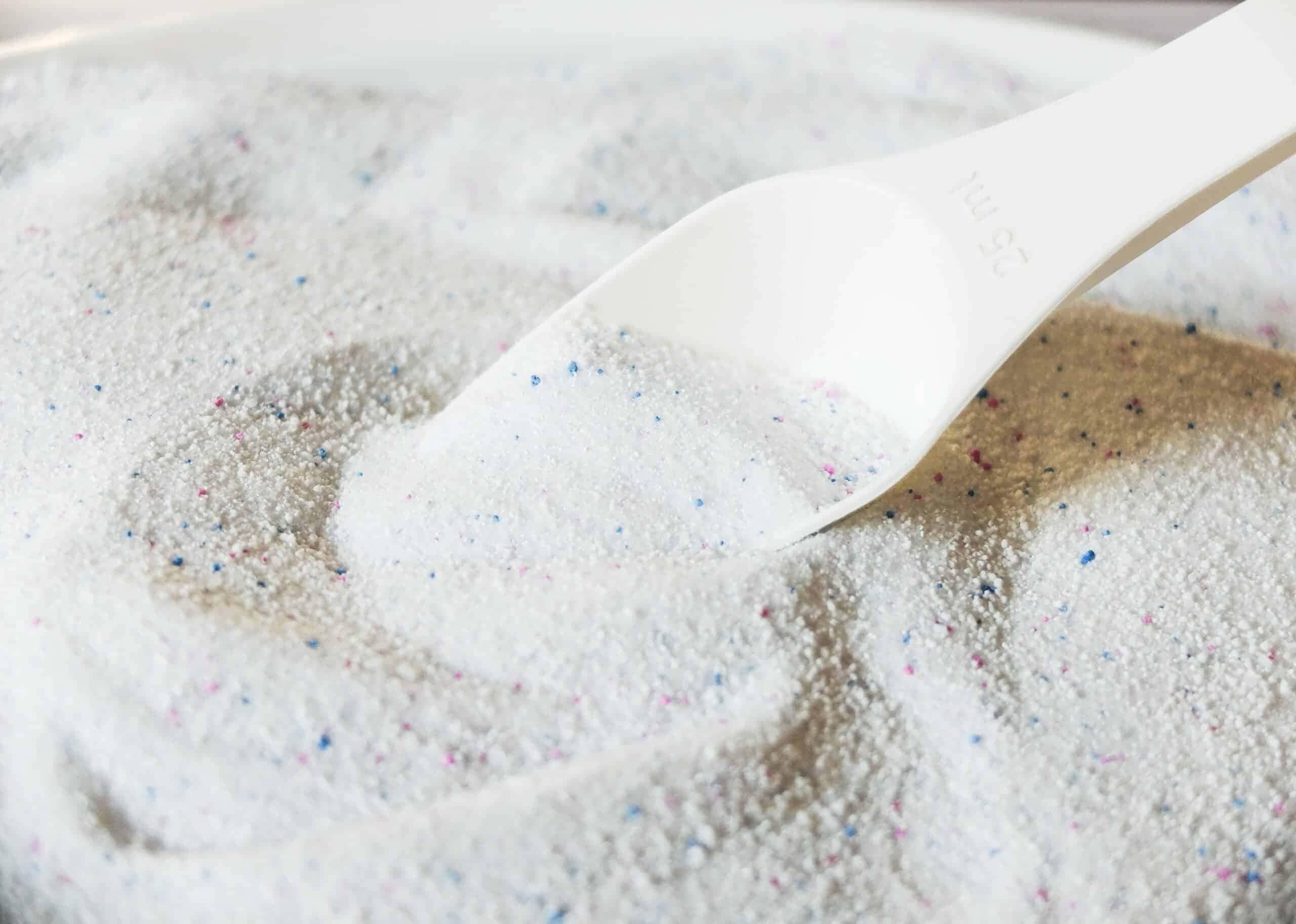 O sabão em pó surge como uma alternativa surpreendente e pouco divulgada para a limpeza profunda do vaso sanitário.