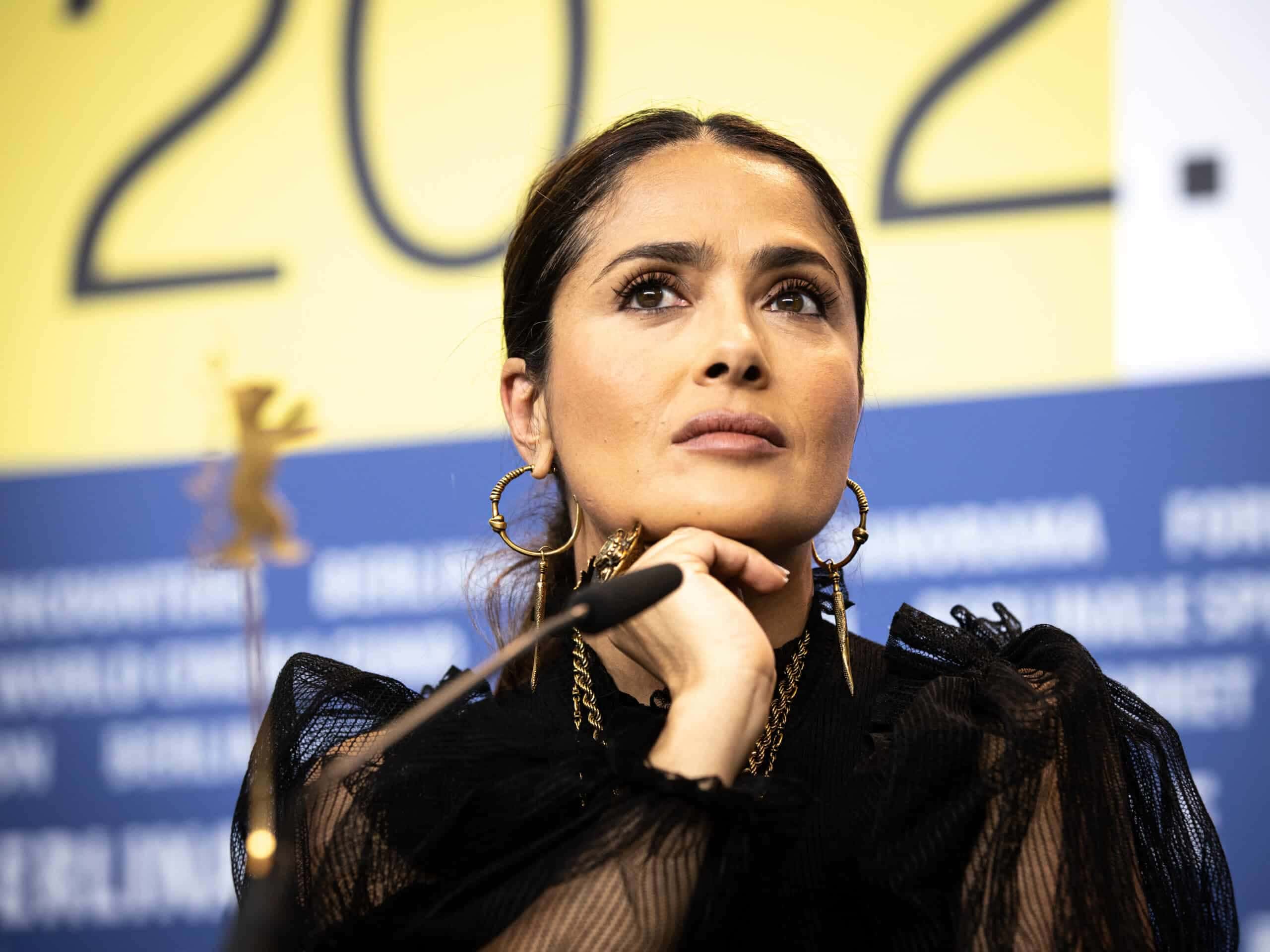 Descubra os segredos de beleza descomplicados por Salma Hayek aos 57 anos: a minimalista rotina da atriz para uma beleza duradoura e autêntica!