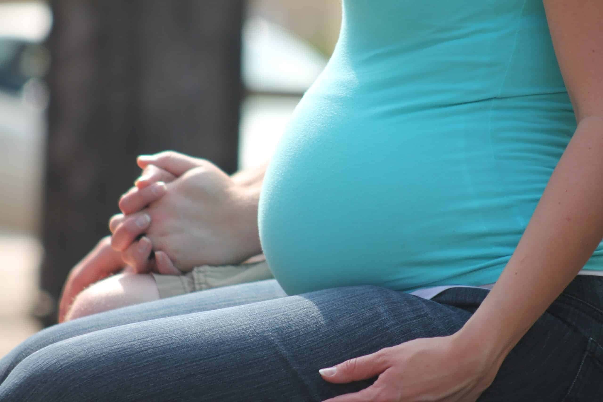 A gestação é um período de transformações para o corpo da mulher, mas nem todos os sintomas são normais. 
