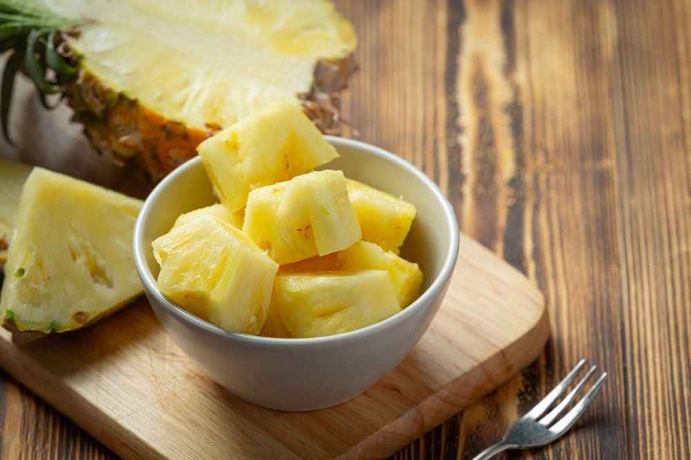 O abacaxi é uma fruta tropical amplamente consumida no Brasil, conhecida por sua versatilidade e riqueza nutricional.