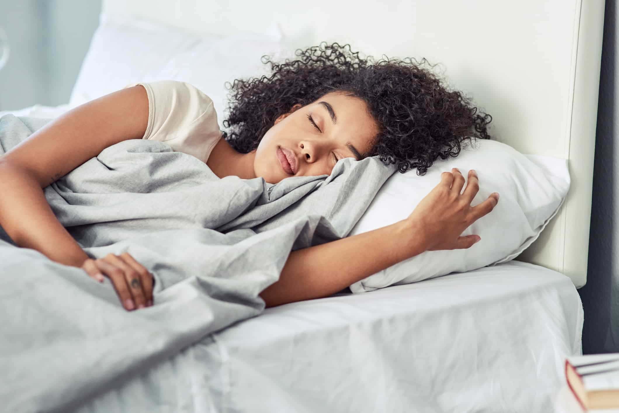 Faça isso antes de dormir para atrair dinheiro, segundo o Feng Shui