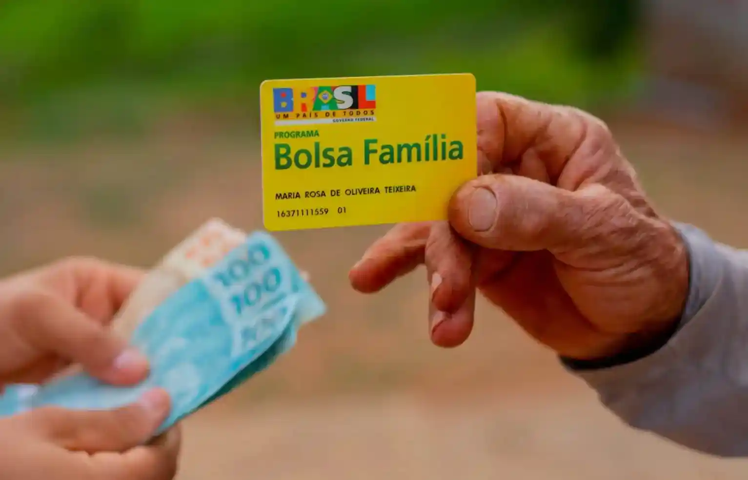 Bolsa Família é um programa de assistência social no Brasil destinado a fornecer ajuda financeira a famílias de baixa renda. Envolve transferências de dinheiro para famílias elegíveis para aliviar a pobreza e promover a educação e a saúde. Criado em 2003 no governo Lula, serve de ajuda financeira para famílias até hoje. Porém agora, surgiram algumas dúvidas sobre este benefício.