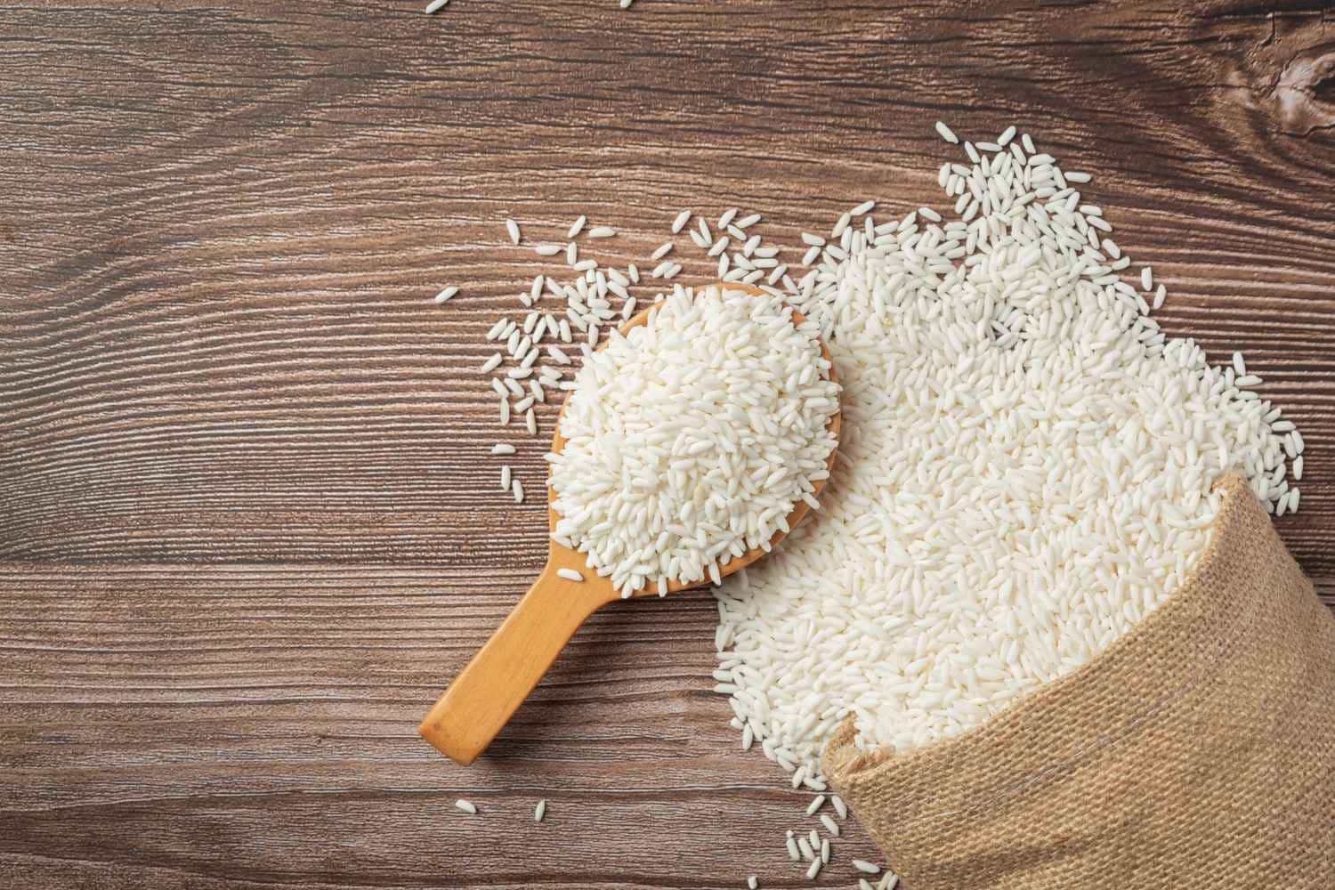 O arroz, além de ser um elemento essencial na dieta brasileira, também desempenha um papel simbólico na busca pela prosperidade financeira.