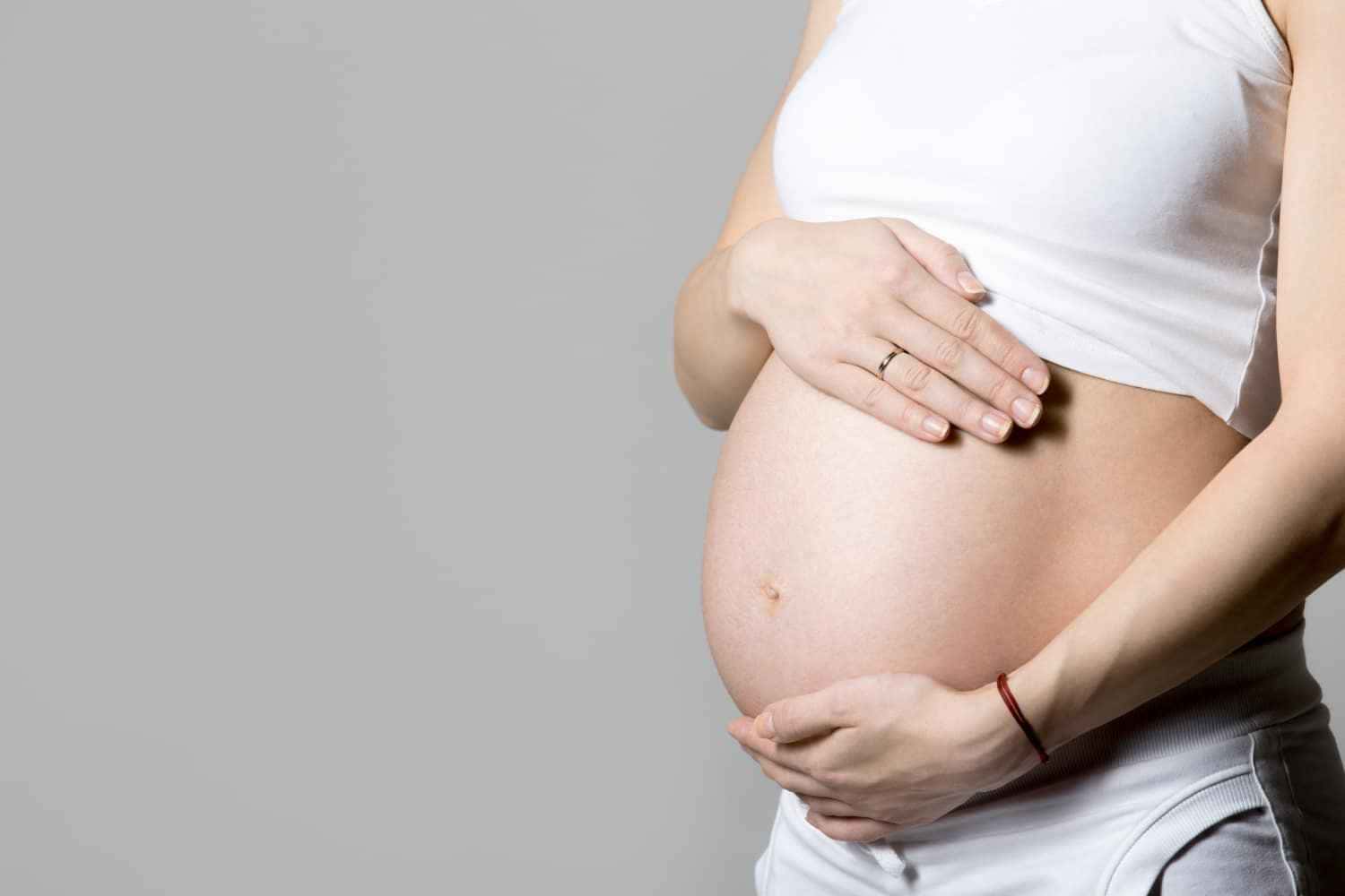 A vitamina D desempenha um papel crucial no desenvolvimento infantil e na prevenção de diversas doenças, sendo reconhecida pela pediatria por sua influência no desenvolvimento ósseo, muscular e no sistema imunológico.