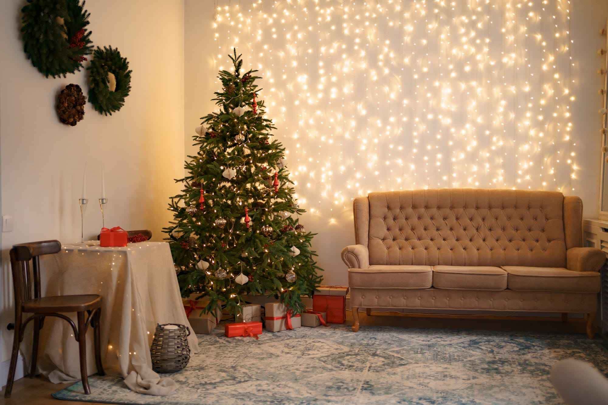 No mês de dezembro, a atmosfera natalina ganha vida através da decoração, onde as plantas desempenham um papel crucial.