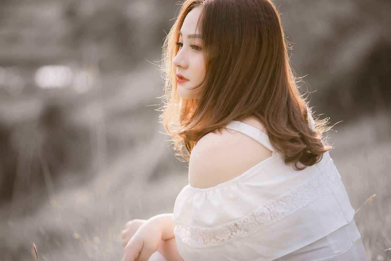 Você já se perguntou qual é o segredo por trás da juventude radiante de algumas mulheres aos 50 e 60 anos? A resposta pode estar no corte de cabelo perfeito! Em meio às tendências de 2024, um estilo curto e charmoso tem se destacado como o queridinho das celebridades e pode ser a chave para um visual rejuvenescido.