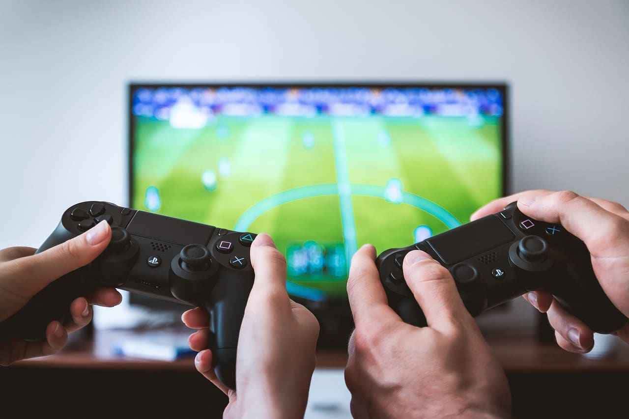 Desafios no jogo conjugal: Homem desiste após constantes derrotas para a esposa.