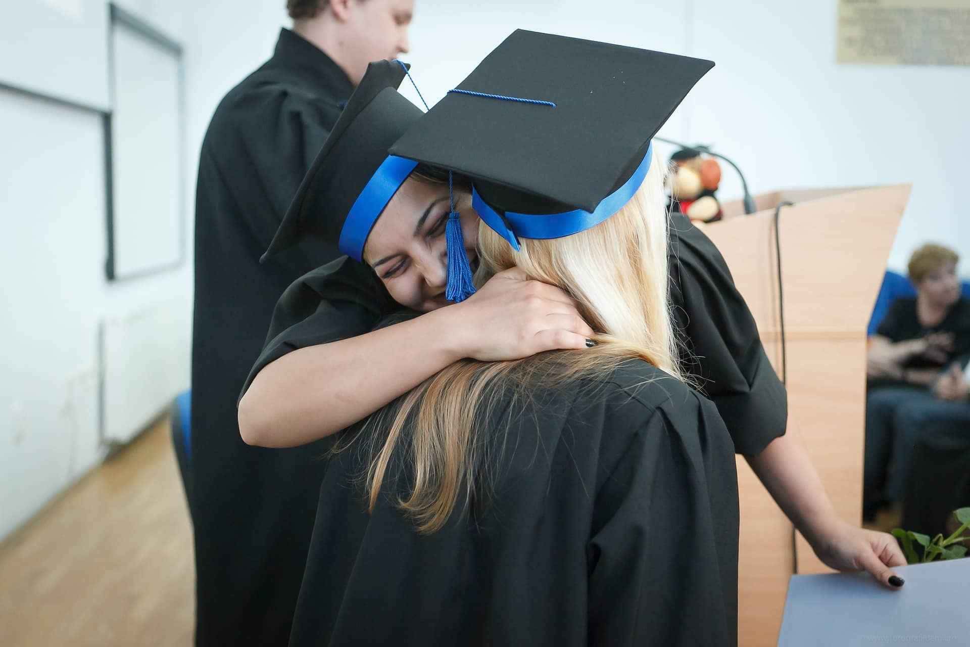Jovem faz discurso emocionante em formatura.