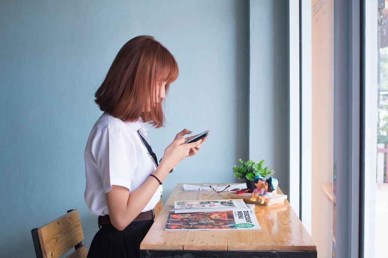 Preservar memórias ou expôr demais? Entenda o impacto das redes sociais para os jovens através da era digital.