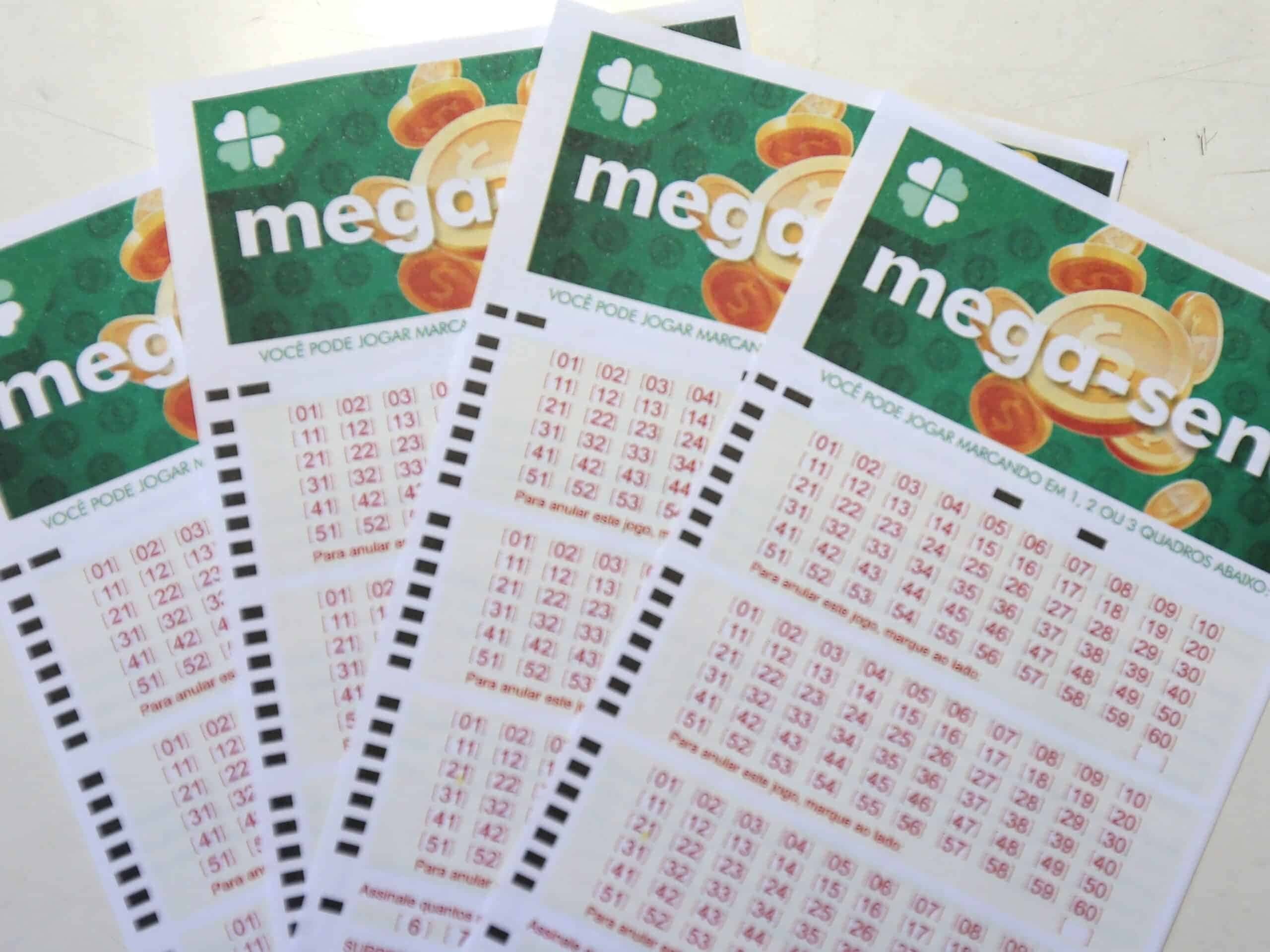 A Mega da Virada, uma das loterias mais aguardadas pelos brasileiros, se destaca não apenas pela ansiedade dos participantes em busca de prêmios milionários, mas também pela peculiaridade de não acumular, o que intensifica o interesse do público. Com um prêmio estimado em R$ 550 milhões, a edição atual promete ser a mais recompensadora já oferecida por esta loteria que, ao longo dos anos, conquistou sua posição de destaque no cenário de jogos de azar no país.