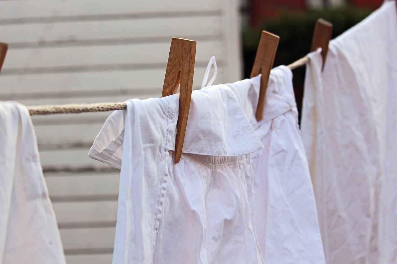 Manter as roupas brancas e impecáveis tem levado a uma descoberta revolucionária no universo da lavanderia doméstica. Um branqueador natural, requerendo apenas uma colher na máquina de lavar, destaca-se como uma alternativa inovadora aos produtos químicos agressivos tradicionalmente utilizados no processo de lavagem.